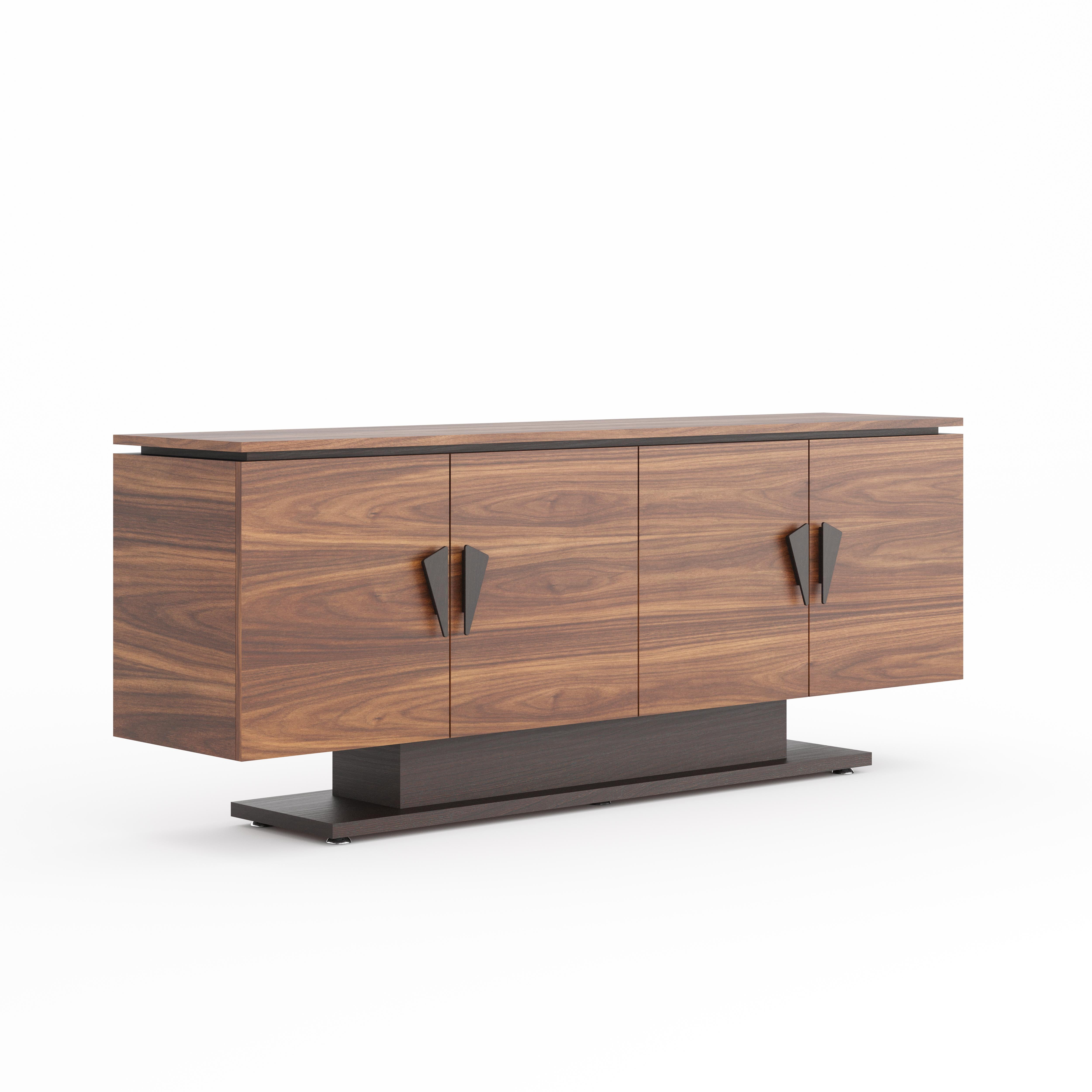 Versione rialzata del design originale, questa credenza più alta (80 cm di altezza) offre una presenza ancora più forte negli interni contemporanei. Realizzato a mano con impiallacciatura di noce americano combinata con impiallacciatura di wengé