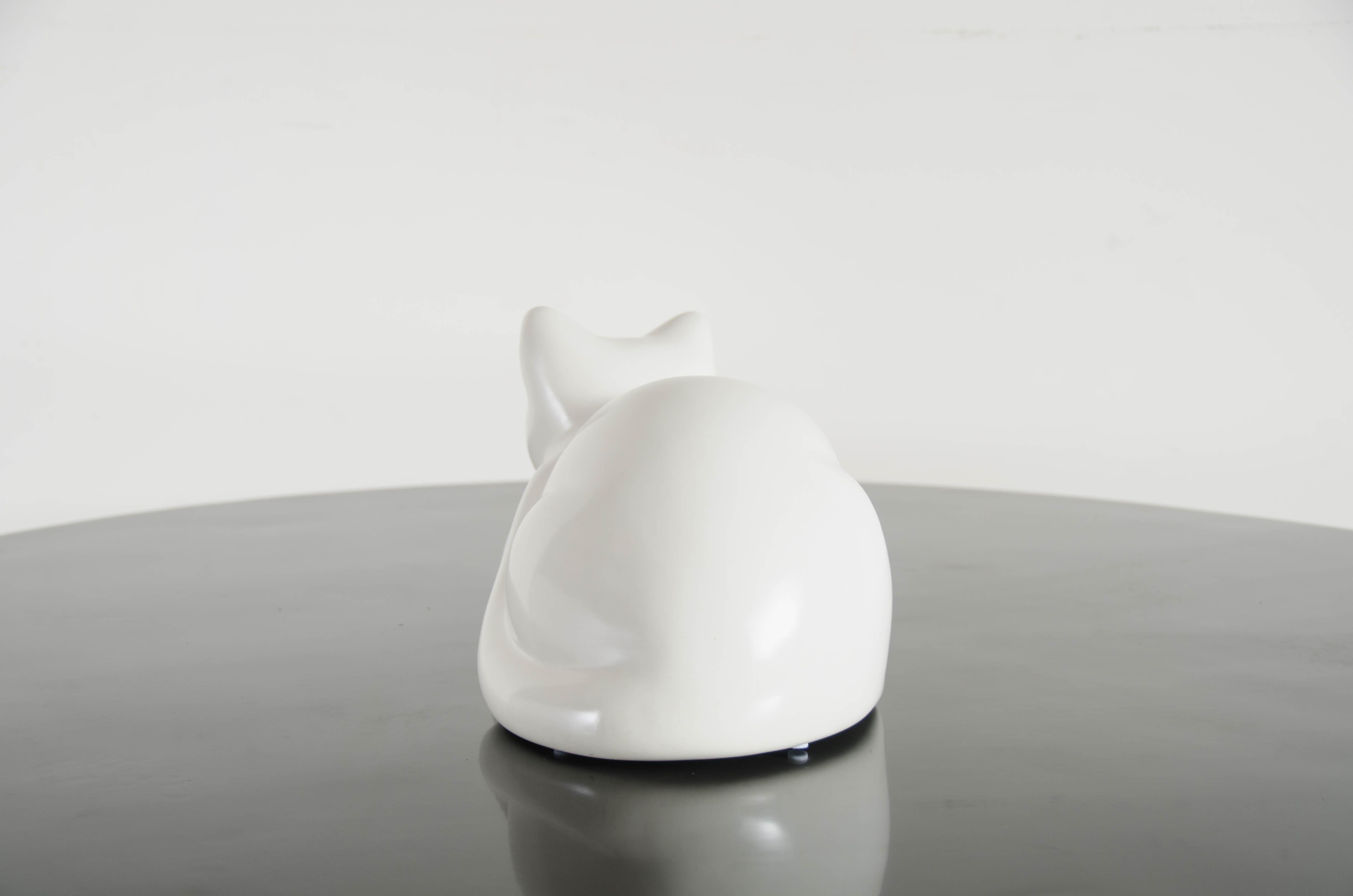 Escultura contemporánea de gato tumbado en laca crema y cobre de Robert Kuo Repujado en venta
