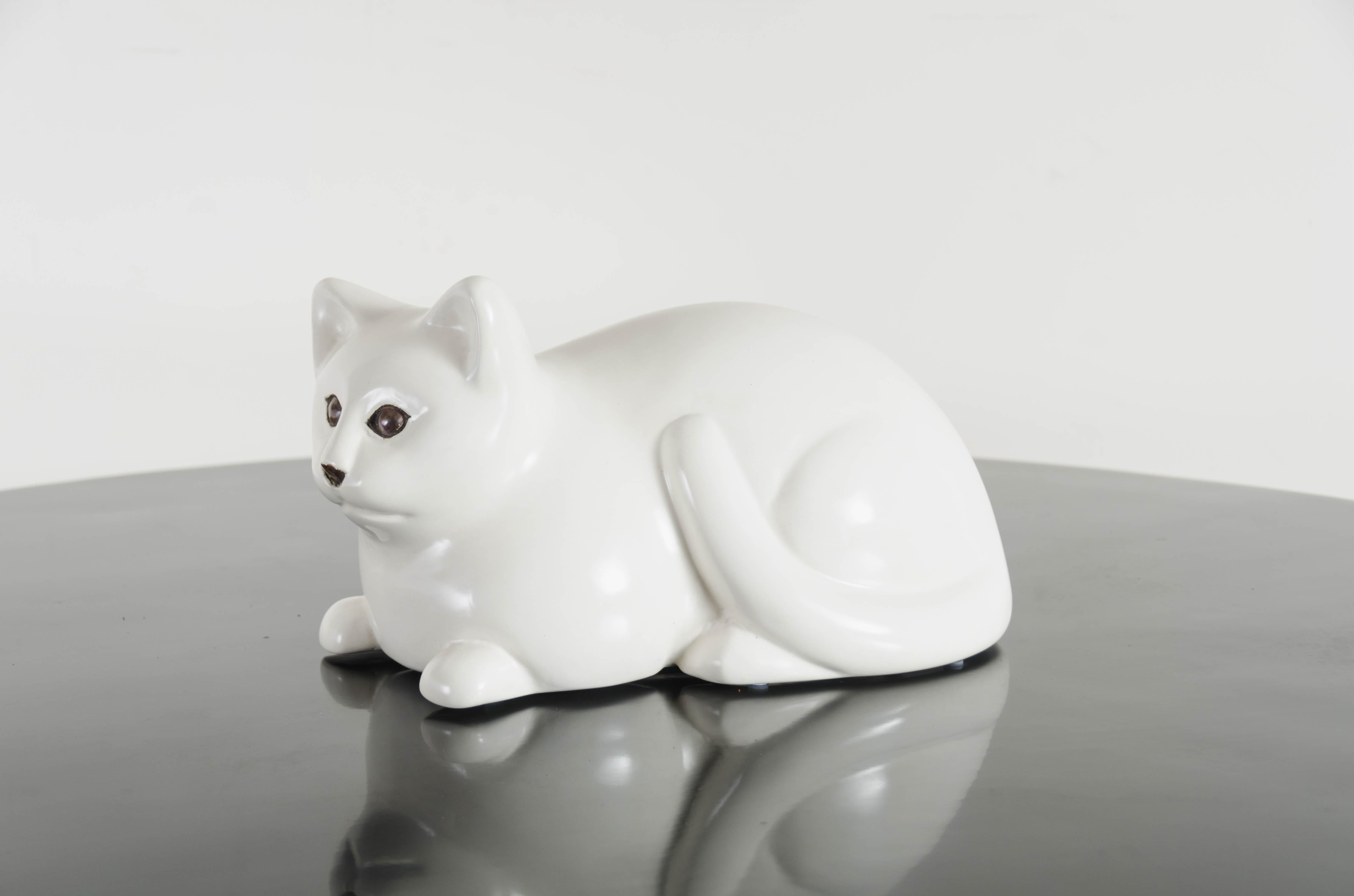 Escultura contemporánea de gato tumbado en laca crema y cobre de Robert Kuo en Nuevo estado para la venta en Los Angeles, CA