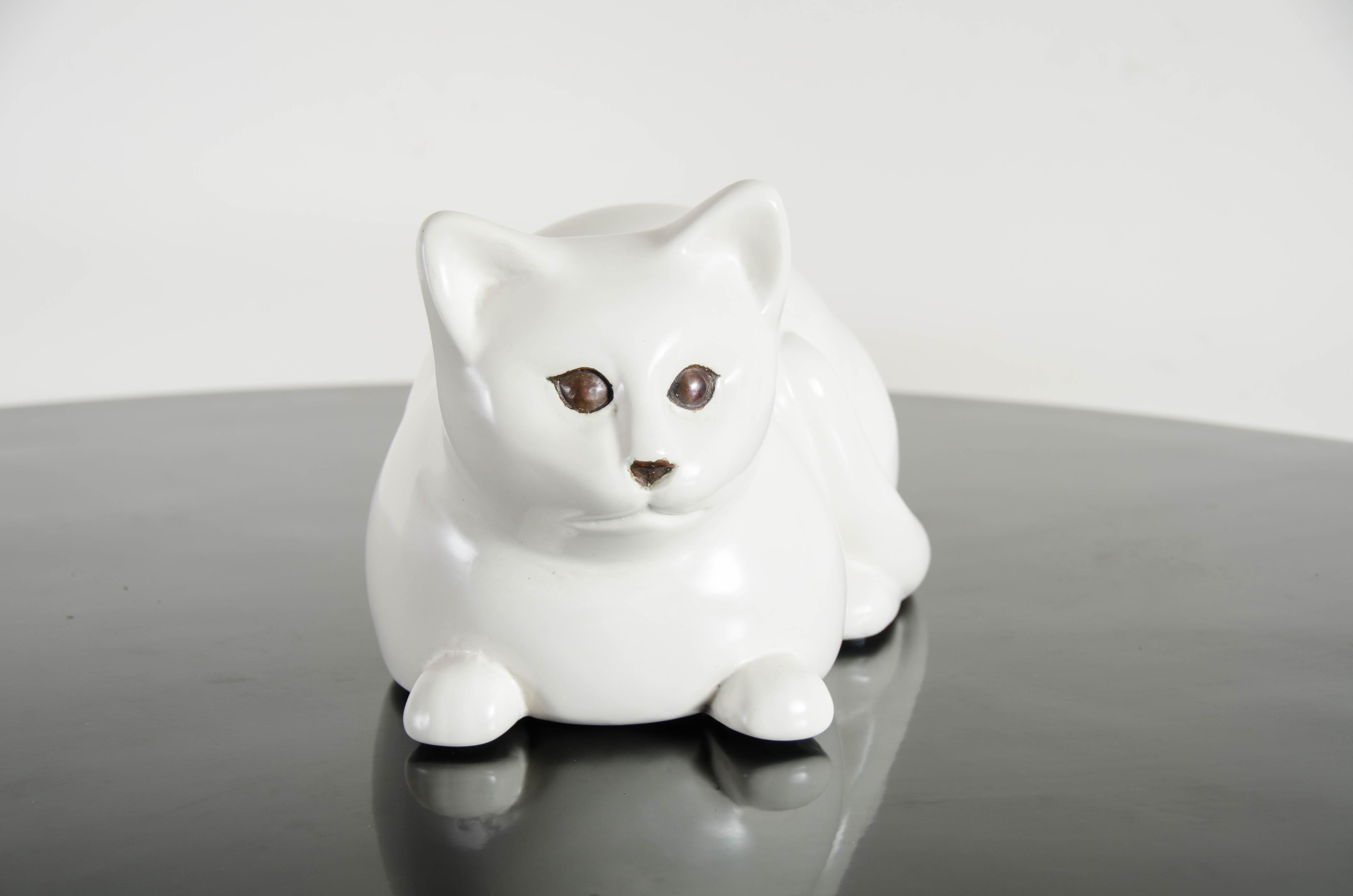 Escultura contemporánea de gato tumbado en laca crema y cobre de Robert Kuo Siglo XXI y contemporáneo en venta