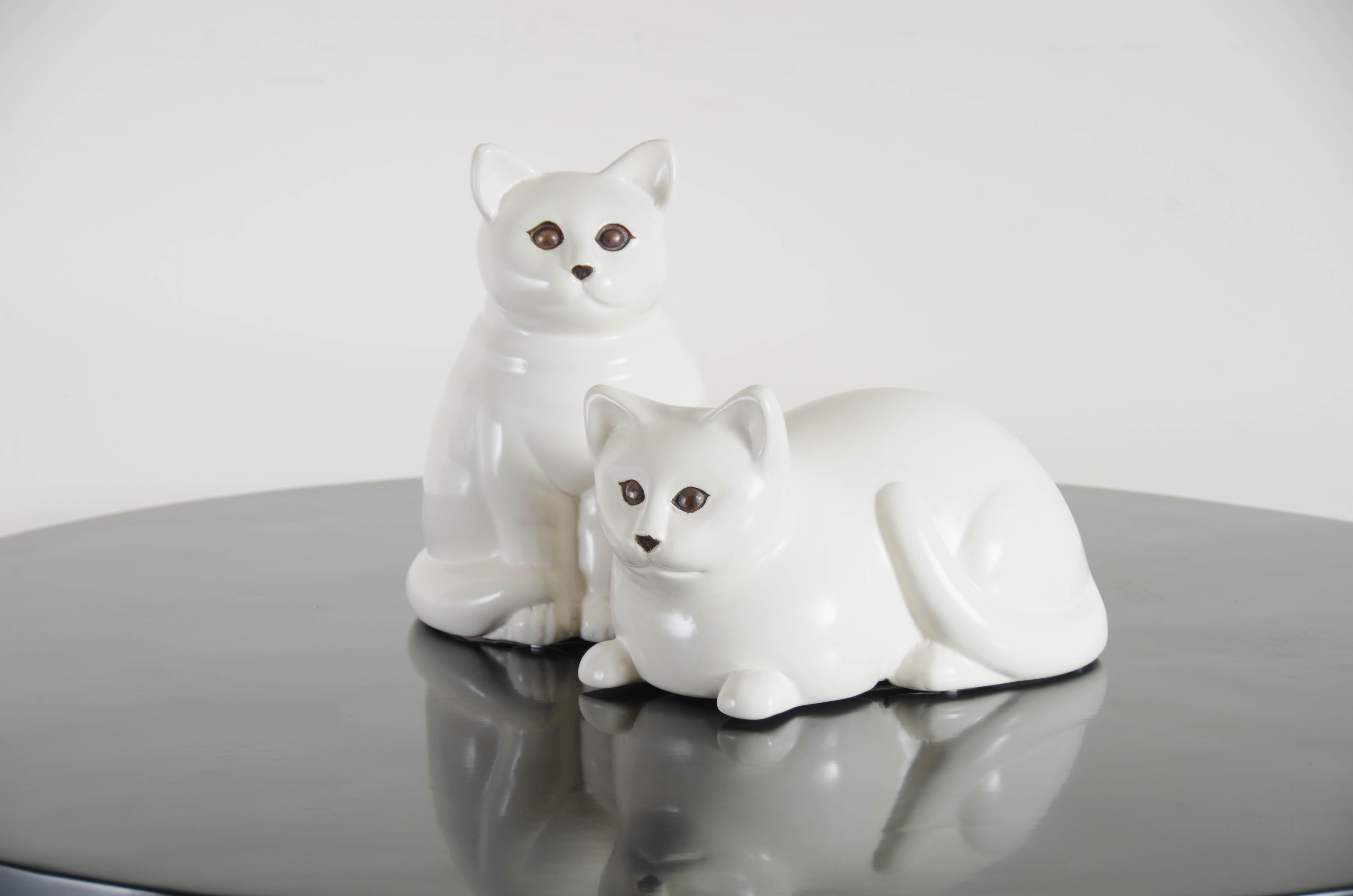 Escultura contemporánea de gato tumbado en laca crema y cobre de Robert Kuo Cobre en venta