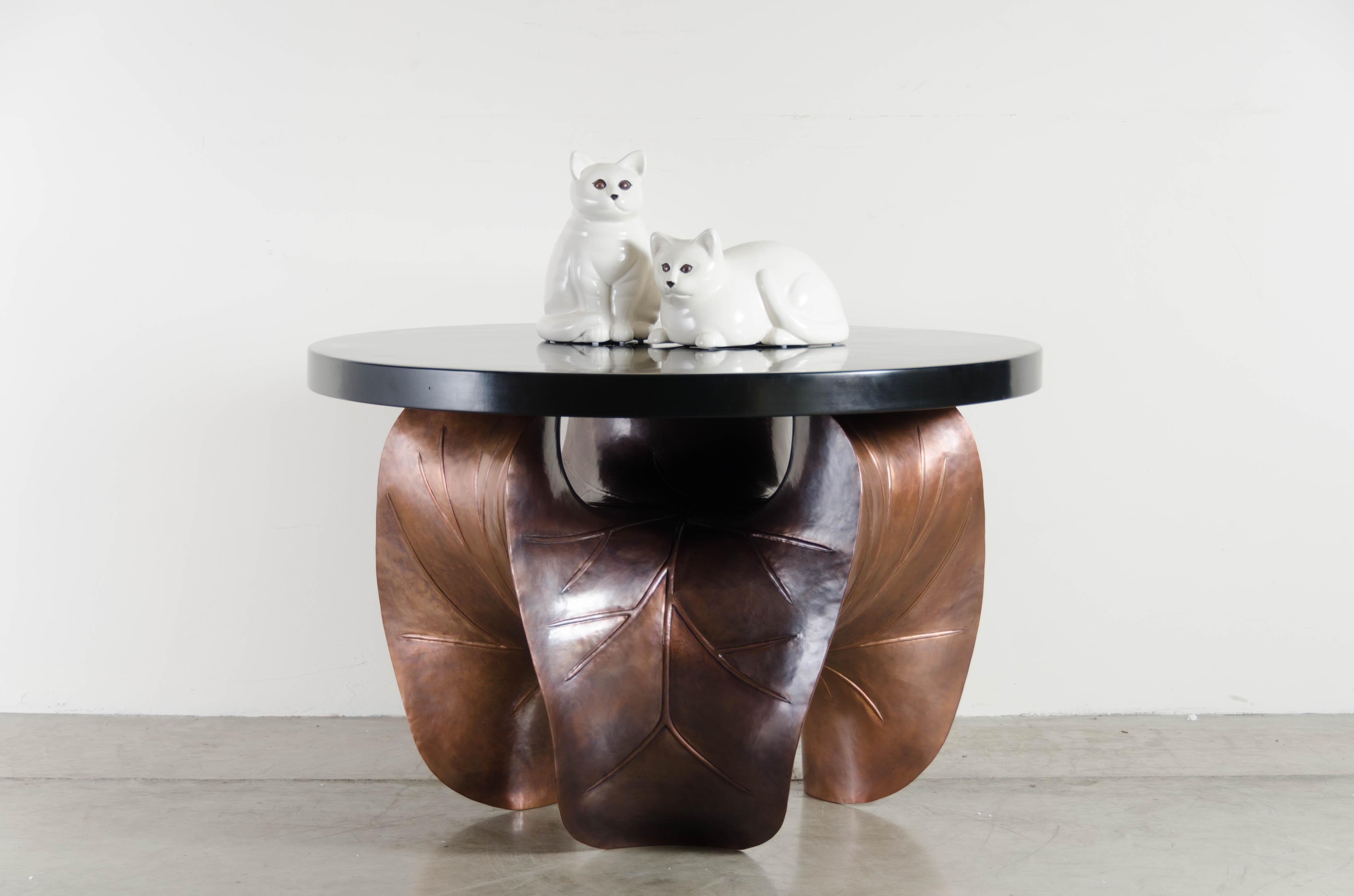 Escultura contemporánea de gato tumbado en laca crema y cobre de Robert Kuo en venta 1