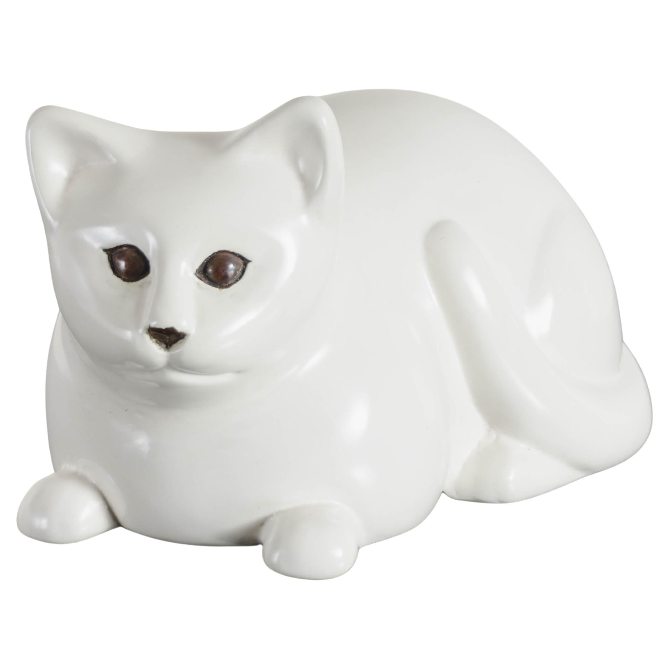 Escultura contemporánea de gato tumbado en laca crema y cobre de Robert Kuo en venta