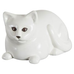 Sculpture contemporaine de chat couché en laque crème et cuivre par Robert Kuo