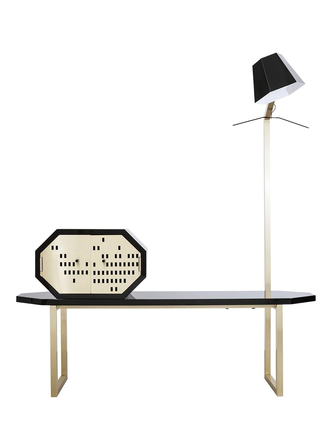 Creating a union of various pieces of furniture in a harmonic way. Mappamondo combines the function of a bench, containers for quick storage, of which one is removable and a standing lamp which is also a coat hanger.
In order to guarantee best