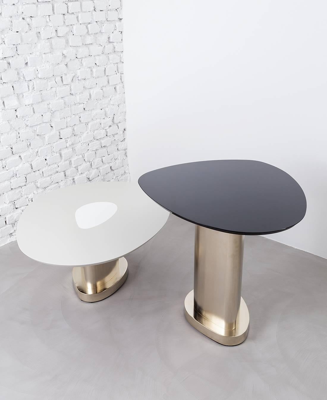 Born together, twins share a union which makes them similar and unique at the same time. The two Twins tables combine the coherence of their forms with tones that are both dominant and soft at the same time, which creates a perfect balance without