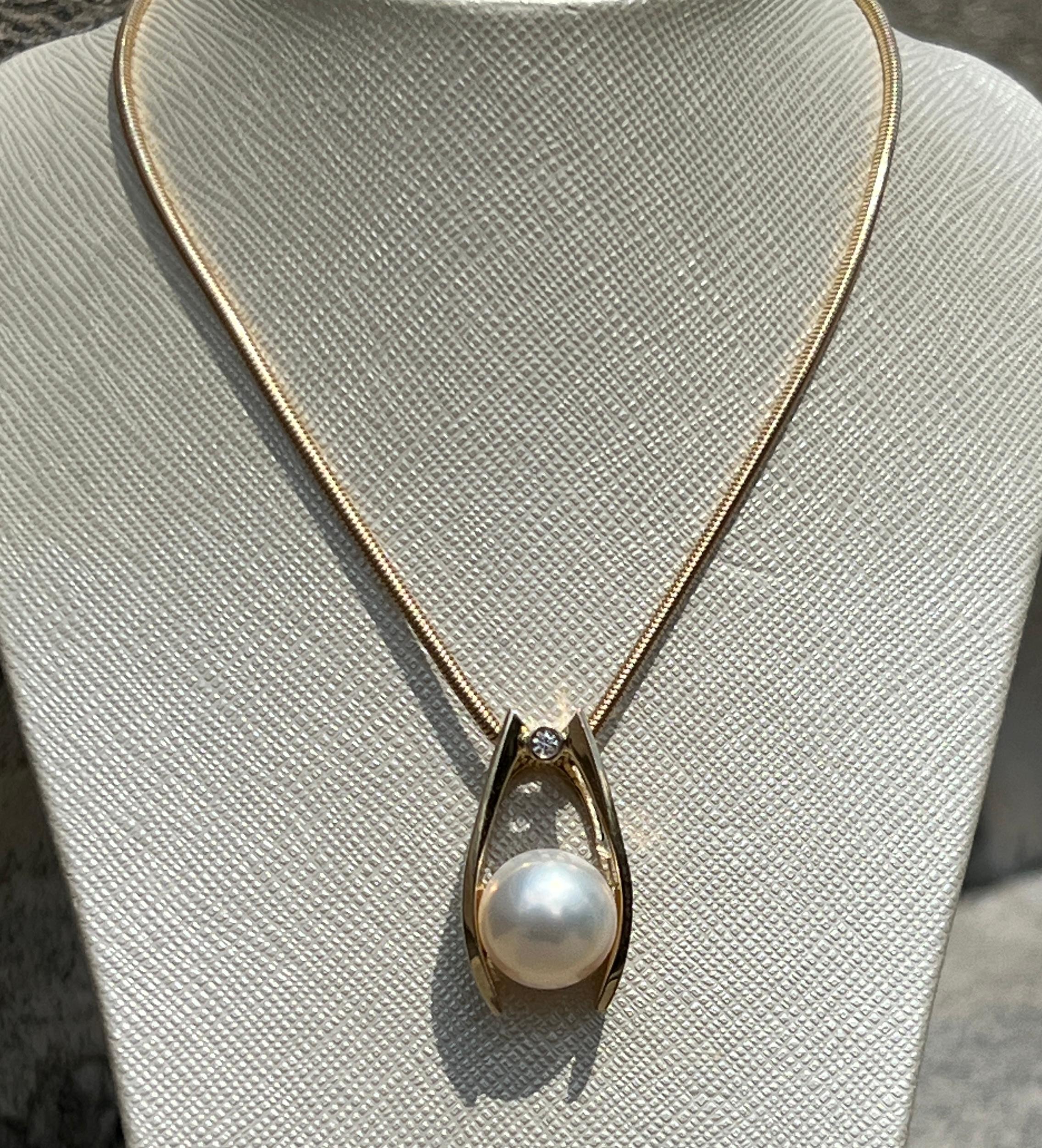 Contemporary Mabe Pearl and Diamond Yellow Gold Pendant 11