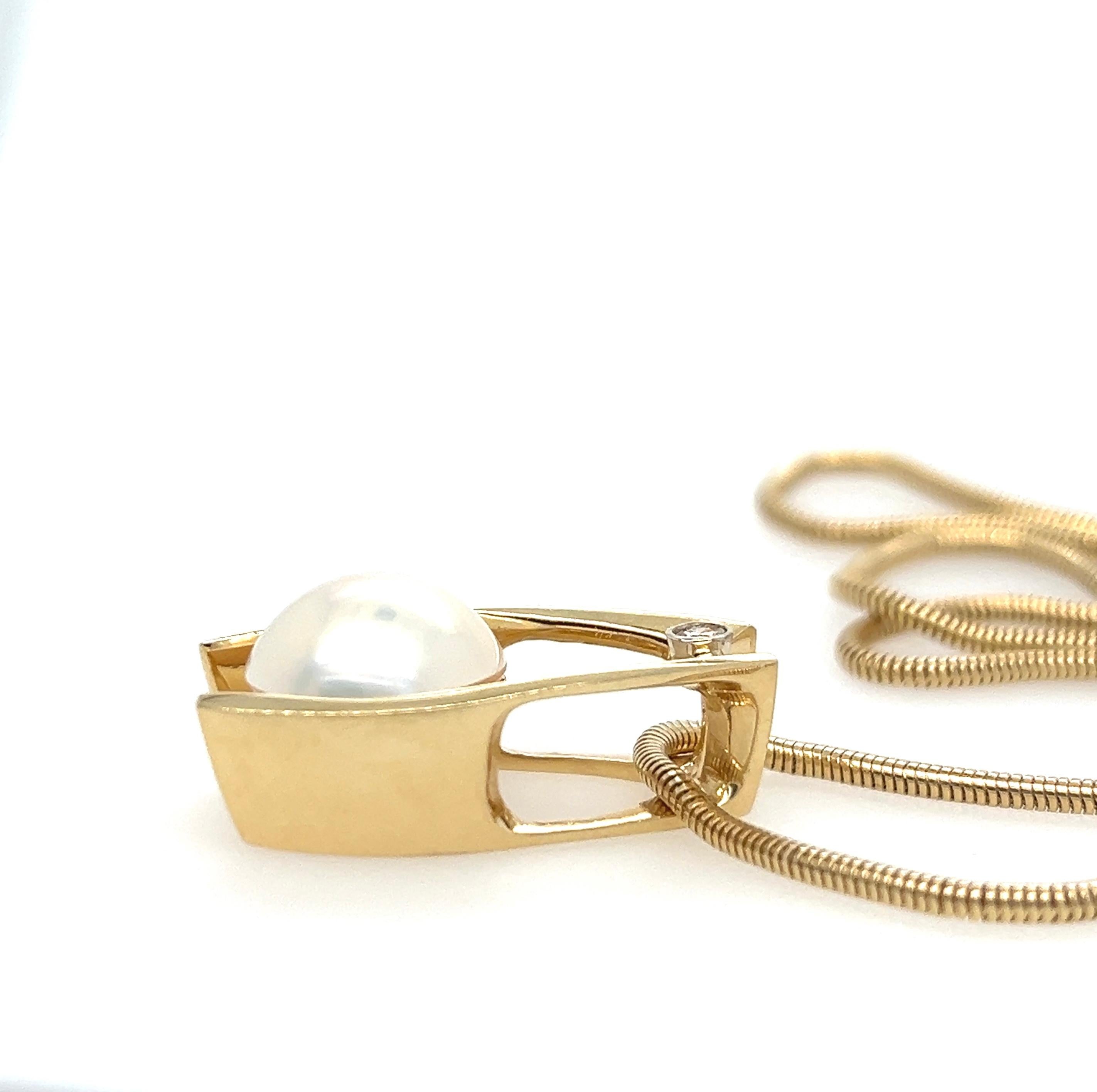 Contemporary Mabe Pearl and Diamond Yellow Gold Pendant In Good Condition In Towson, MD
