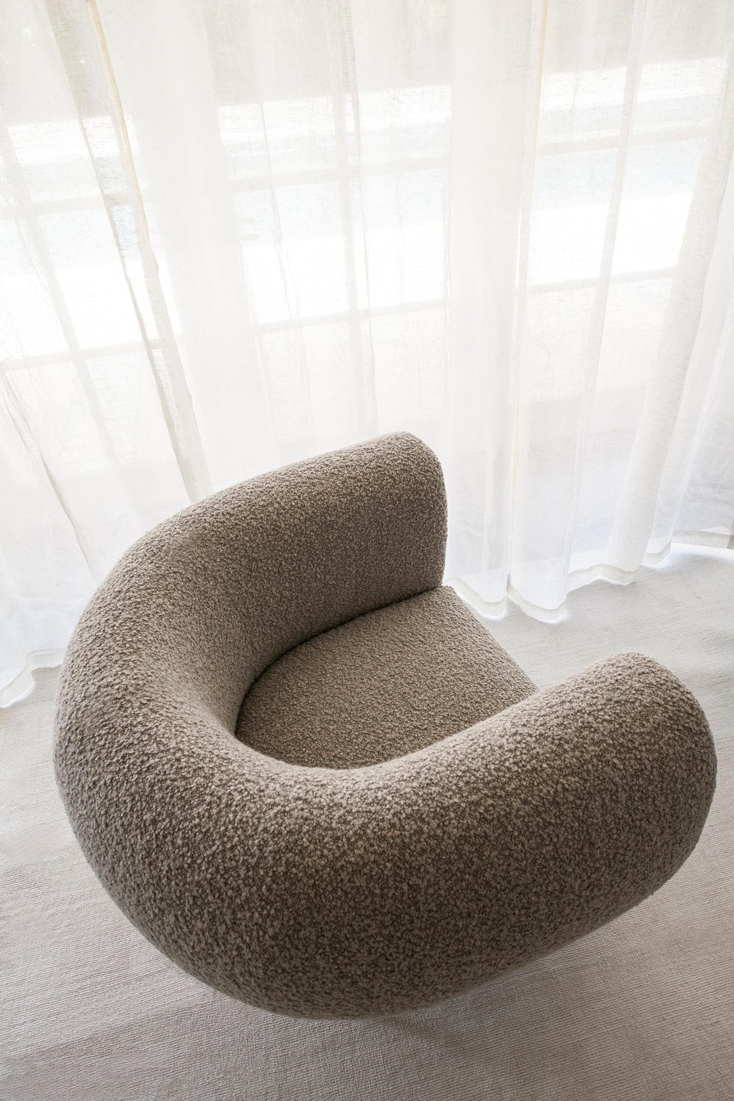 The Madda is a contemporary interpretation of the Classic club chair. The metal base fully wraps around the chair, as if to squeeze it into its plump and comfortable upper seating area. 

*** This listing is for the Madda chair in Fawn Boucle (see