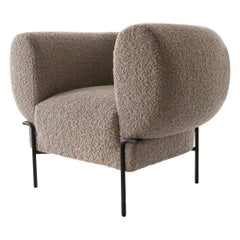 Fauteuil de salon contemporain Madda en tissu bouclé fauve, en stock