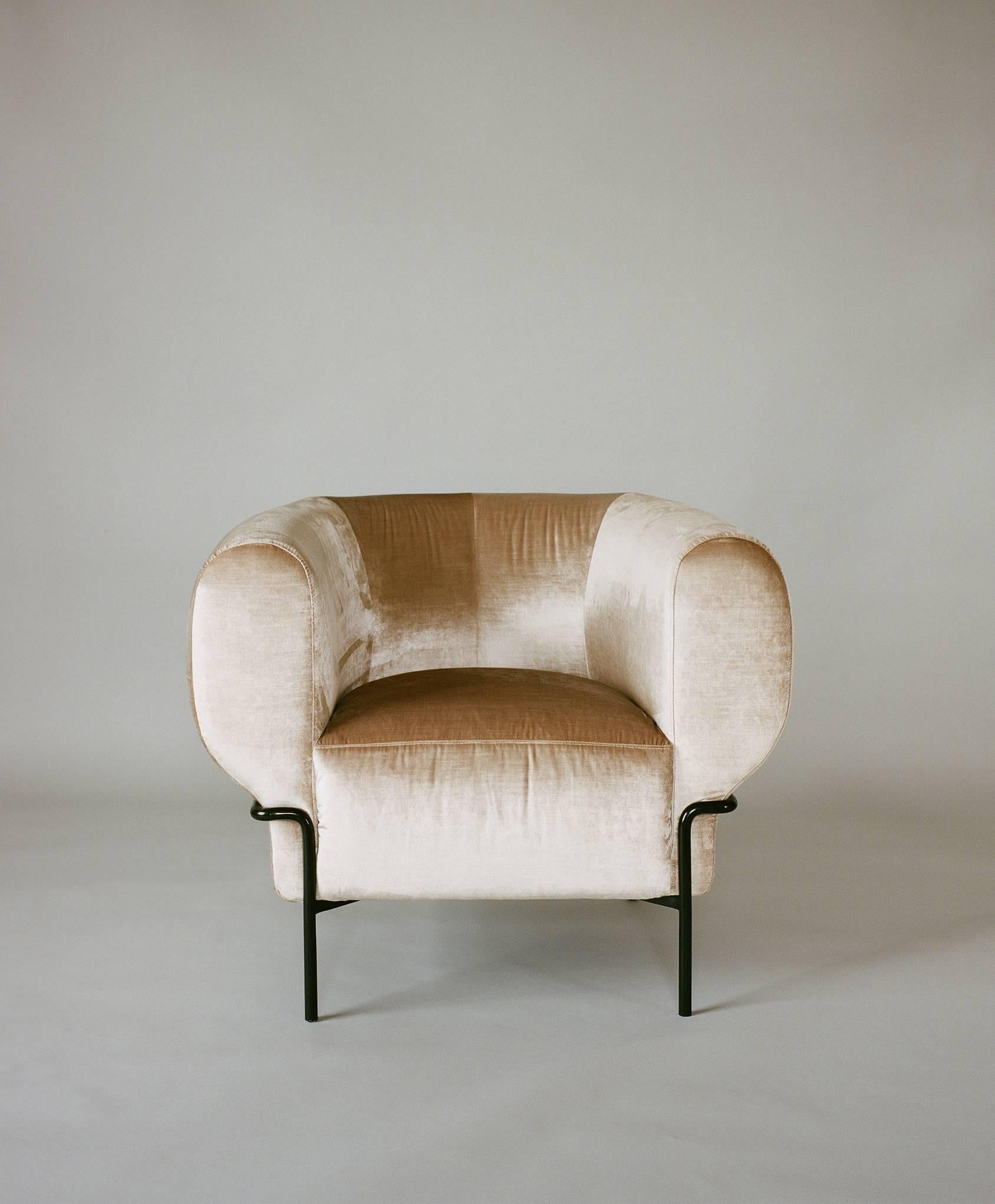 Le Madda est une interprétation contemporaine du fauteuil club classique. La base en métal entoure entièrement la chaise, comme pour la comprimer dans sa zone d'assise supérieure dodue et confortable. 

Disponible dans une variété de matériaux et de
