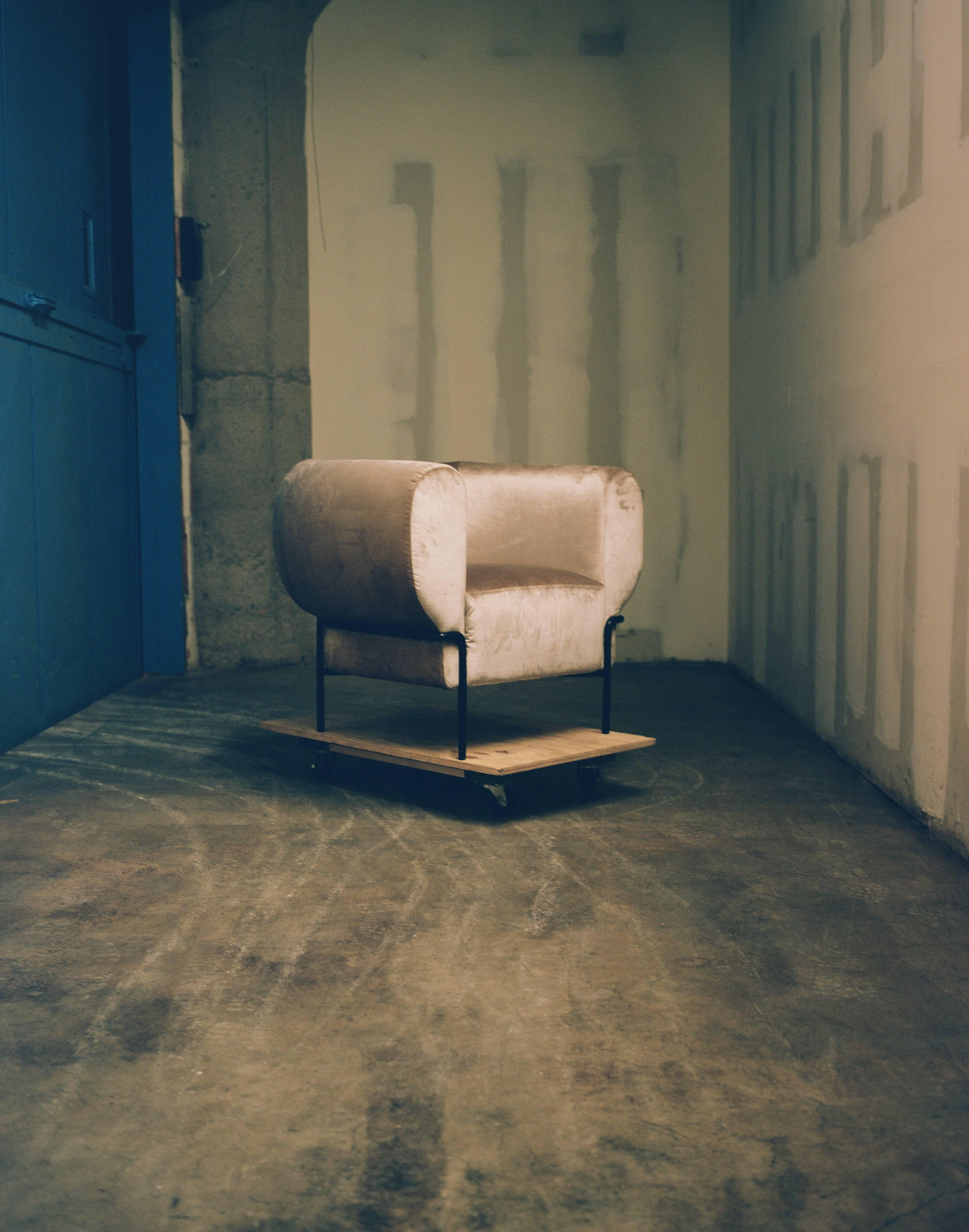 Zeitgenössischer Madda Lounge Chair aus Samt (amerikanisch) im Angebot