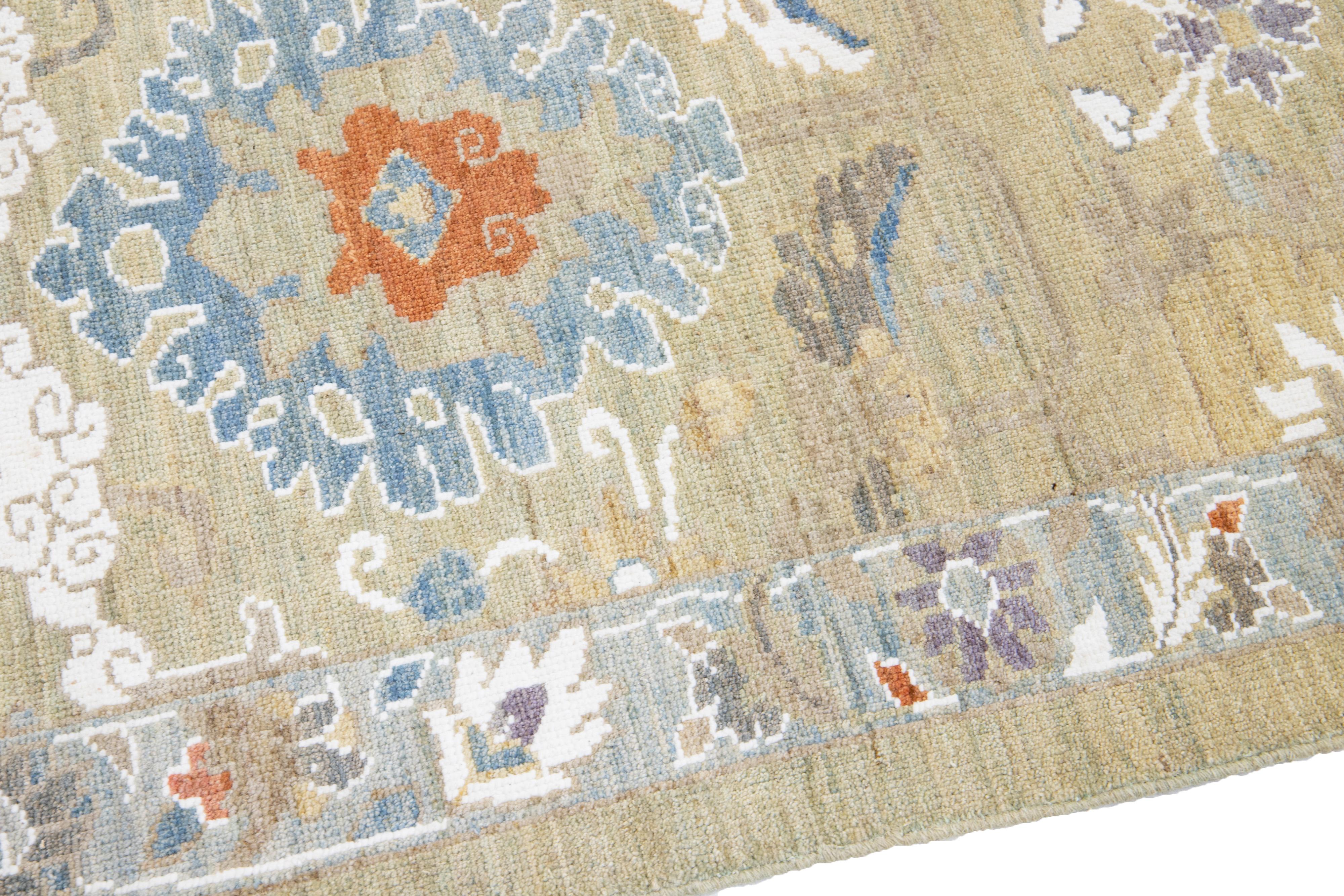 Contemporary Mahal Handmade Beige Wool Runner With Floral Design In New Condition For Sale In Norwalk, CT