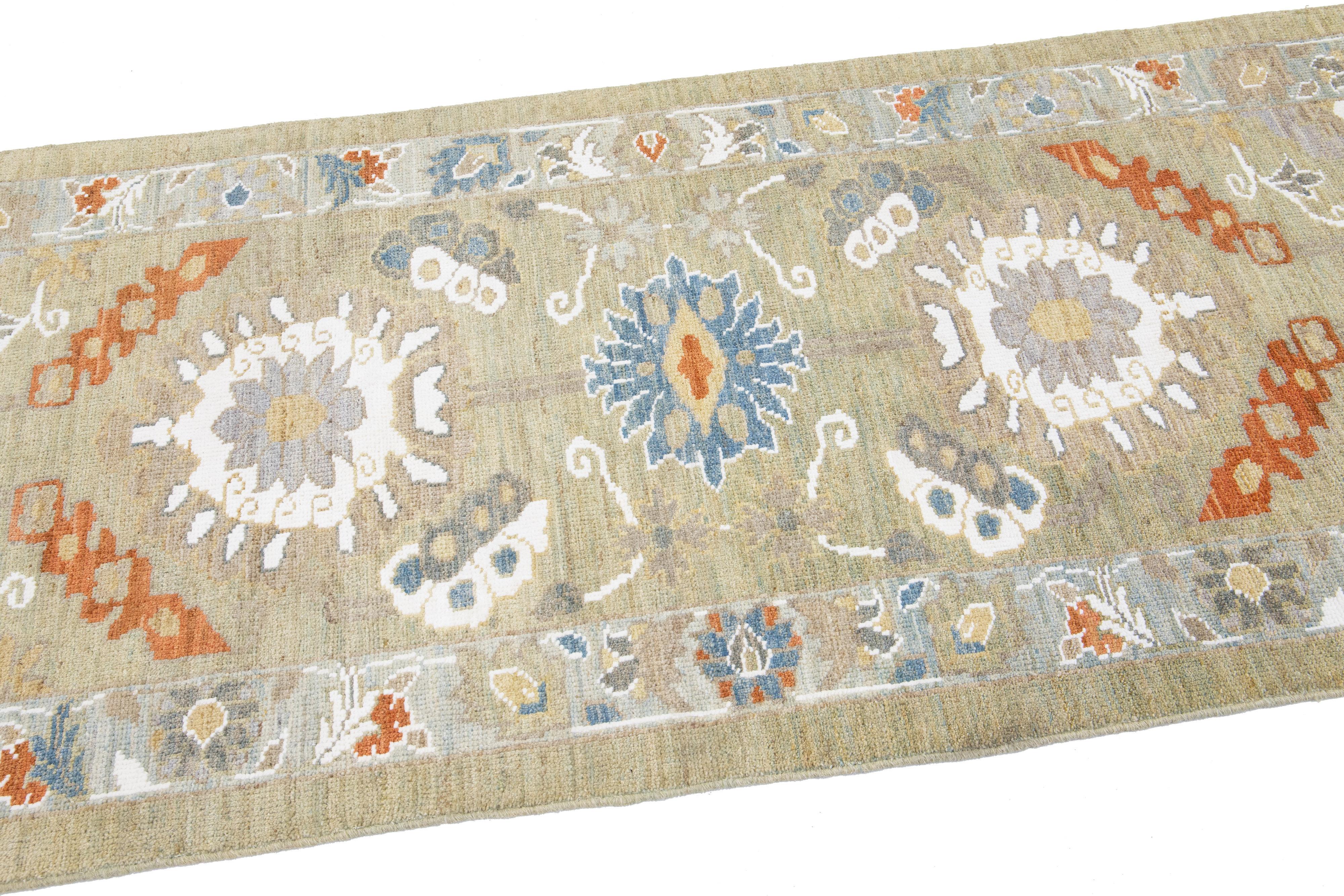 Contemporary Mahal Handmade Beige Wool Runner With Floral Design For Sale 2