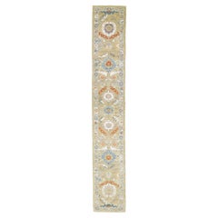 Runner contemporaneo in lana beige Mahal fatto a mano con design floreale