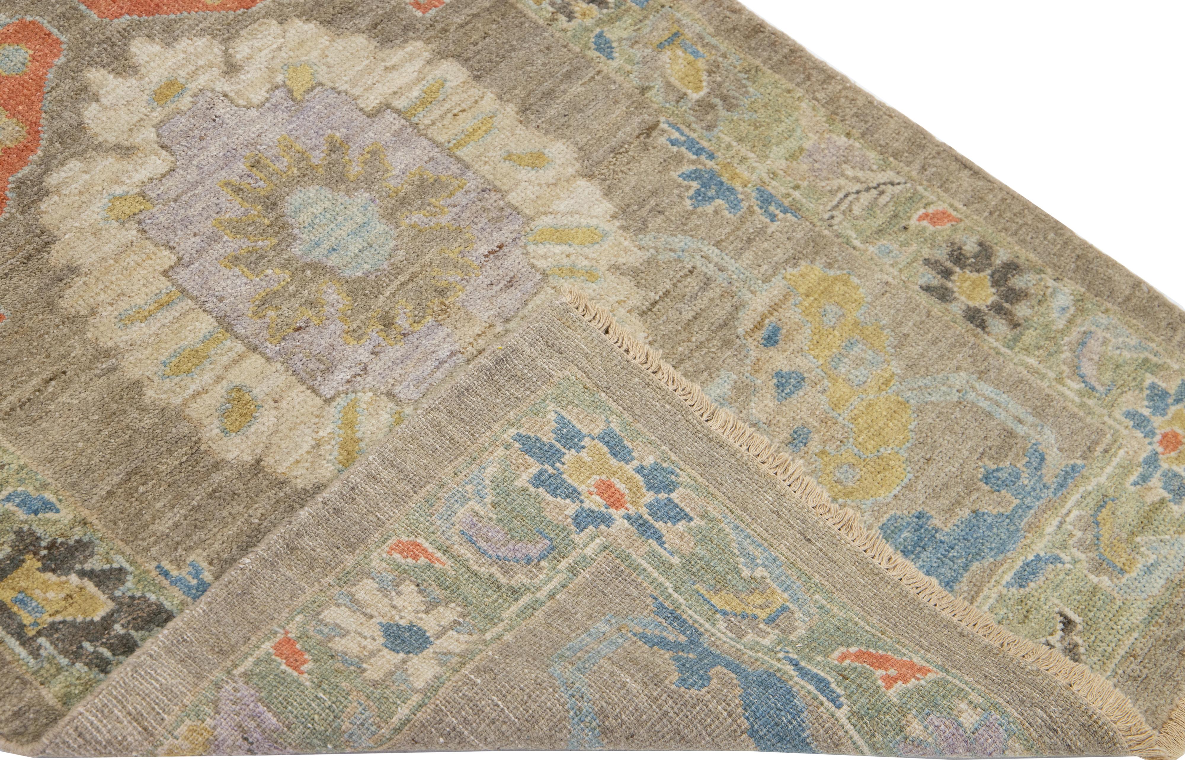 Schöner, moderner, handgeknüpfter Mahal-Woll-Läufer mit braunem Feld. Dieses Stück hat einen grün gestalteten Rahmen und mehrfarbige Akzentfarben in einem wunderschönen, klassischen Blumenmuster.

Dieser Teppich misst: 3' x 21'9