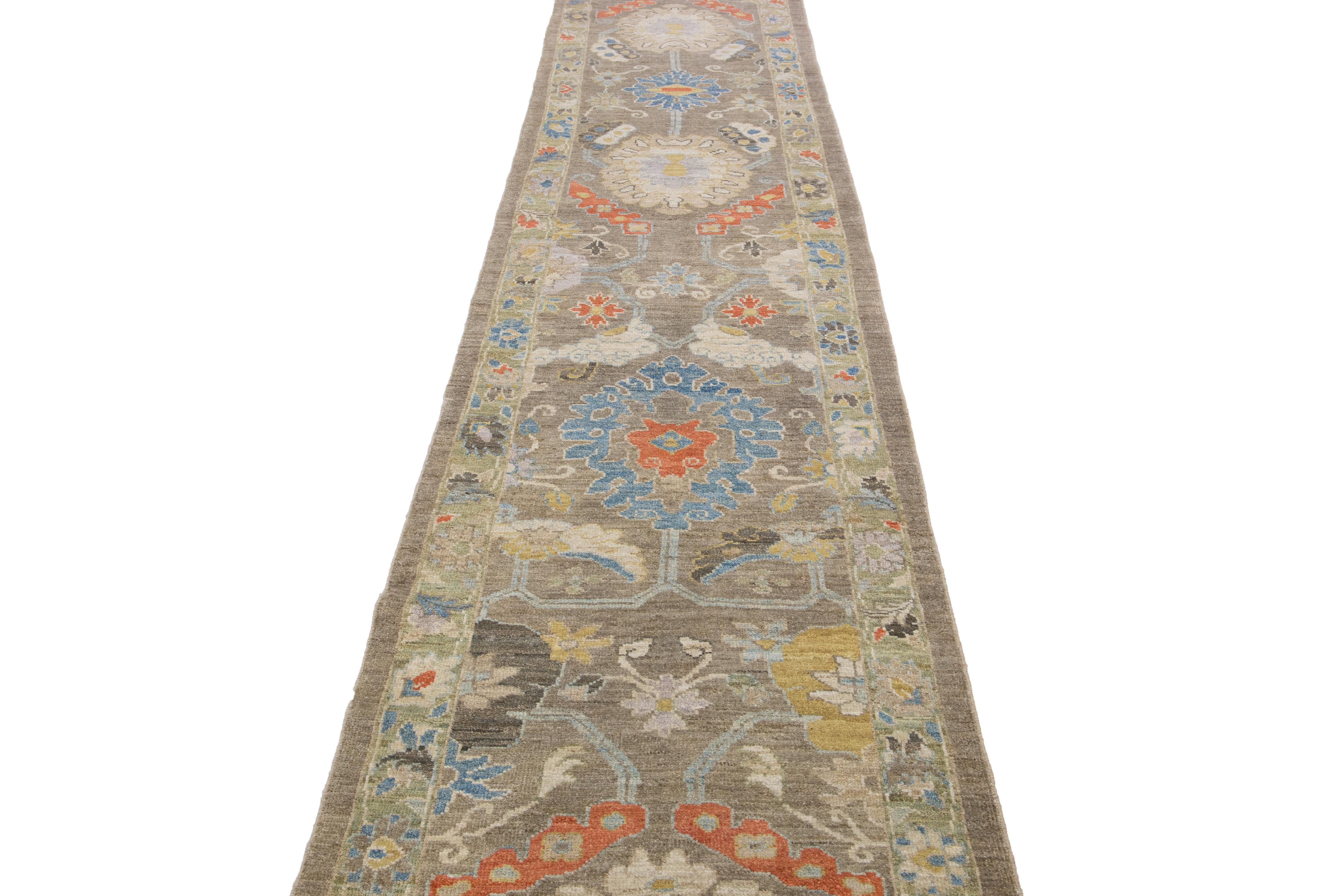 Contemporary Mahal Handmade Floral Pattern Brown Wool Runner (Islamisch) im Angebot