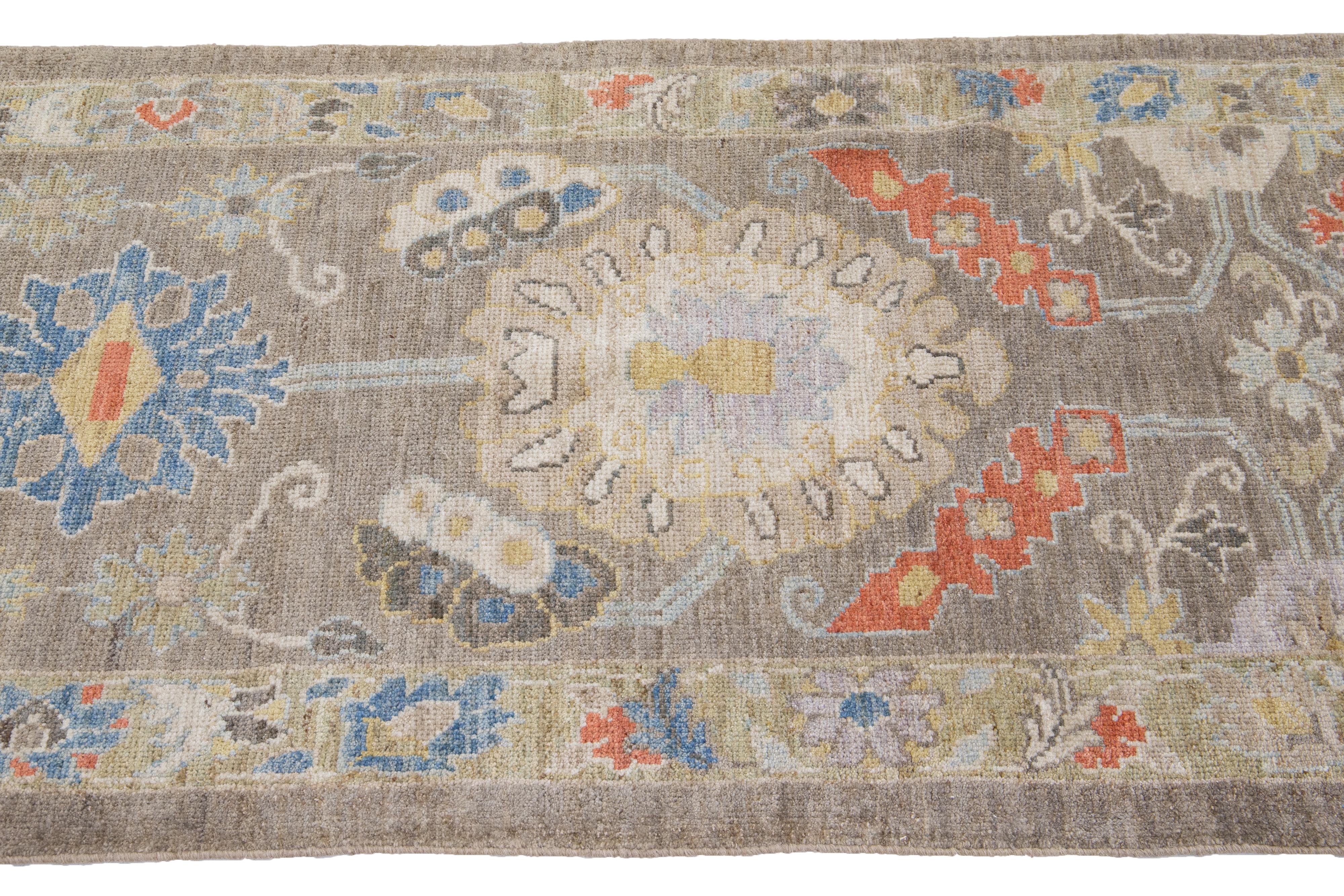 Contemporary Mahal Handmade Floral Pattern Brown Wool Runner (Handgeknüpft) im Angebot