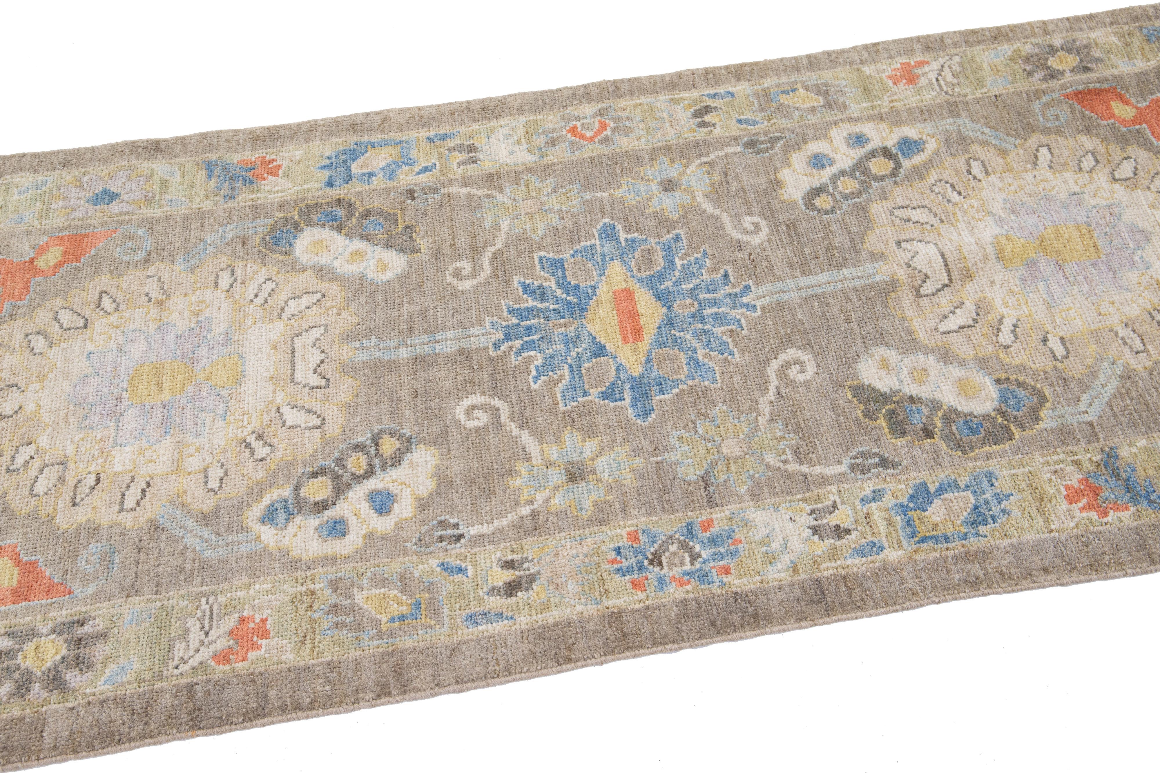 Contemporary Mahal Handmade Floral Pattern Brown Wool Runner (21. Jahrhundert und zeitgenössisch) im Angebot