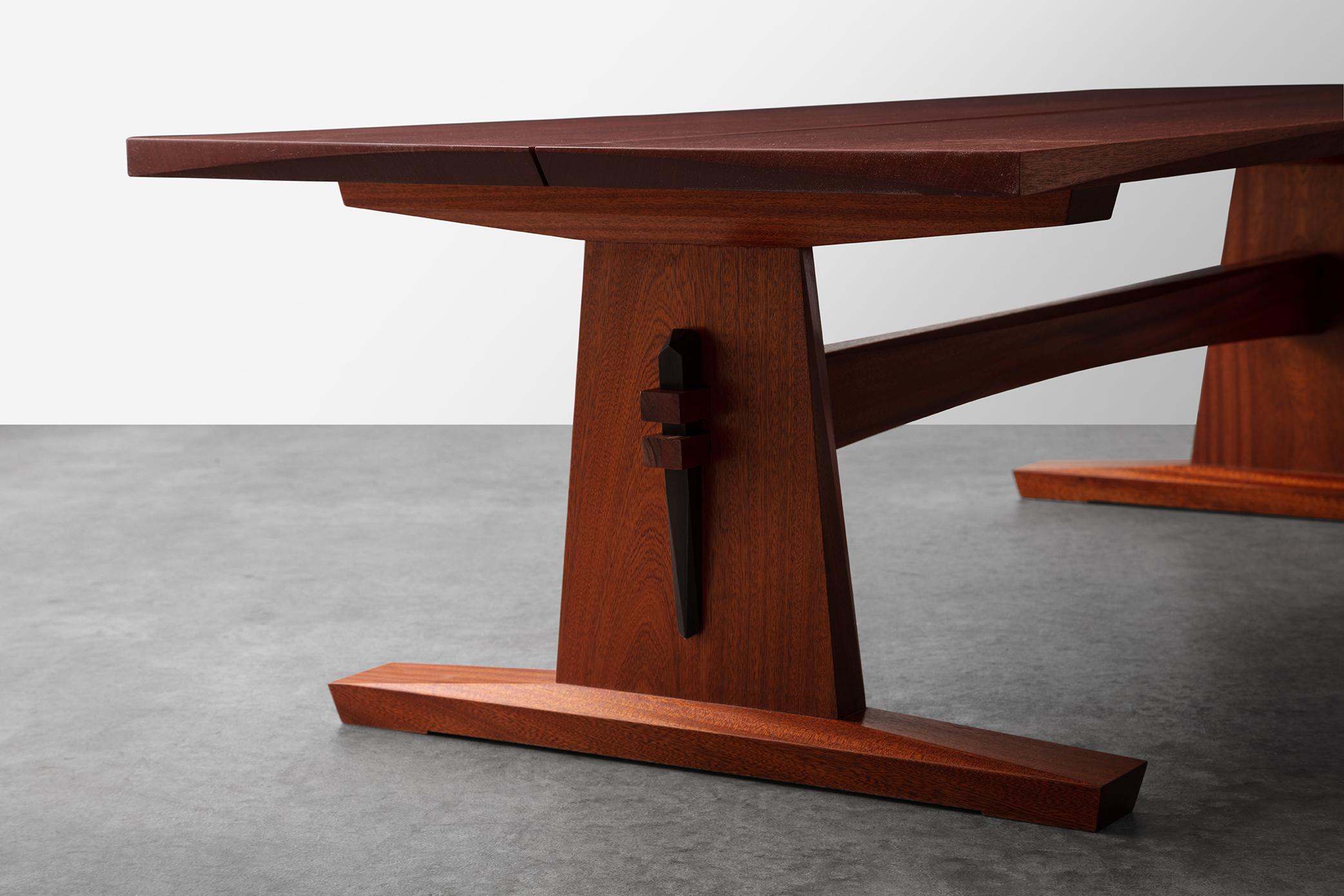 Contemporary Cocktail Table, handgeschnittene Tischlerei, von Richard Haining, jetzt erhältlich (amerikanisch) im Angebot