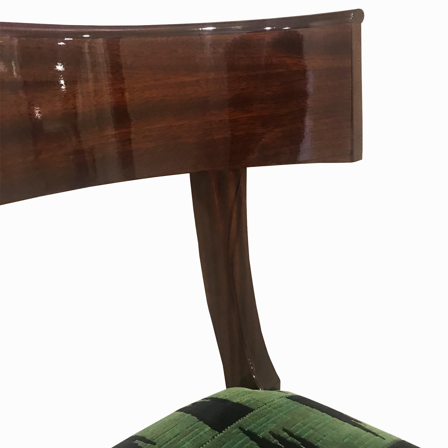 Neue Produktion. Auf Bestellung in Nussbaum oder Mahagoni gefertigt. Jeder Stuhl wird in NYC entworfen und hergestellt und hat einzigartige Eigenschaften. Eintägige Lieferung in NYC möglich. Unser Lieblingsstuhl. Bei mehr als 4 Stühlen wird der