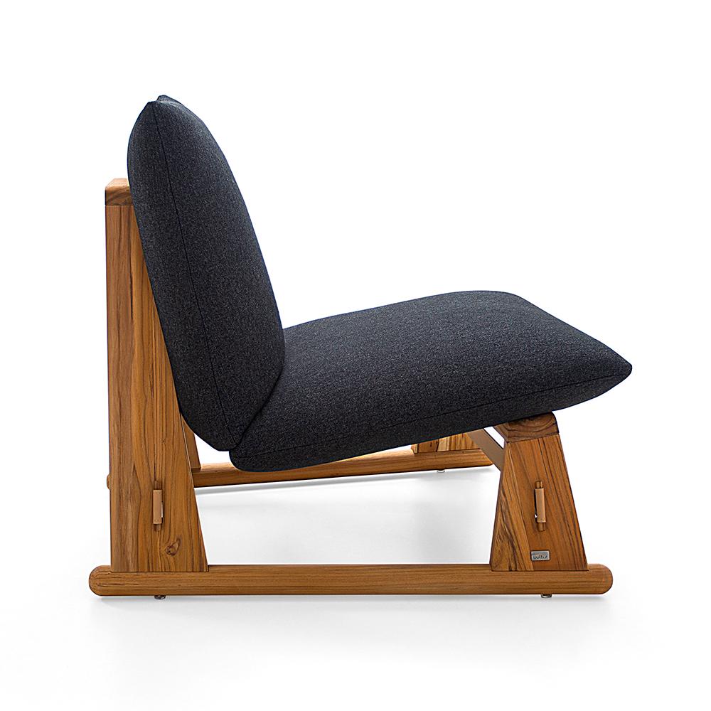 Der Sessel Contemporary Maia bietet mit seiner Ausführung in Teakholz und dem gepolsterten anthrazitfarbenen Stoff, mit dem er bezogen ist, eine neue Art der Entspannung. Das Team von Uultis hat diesen Stuhl mit einer Sitzfläche und einer