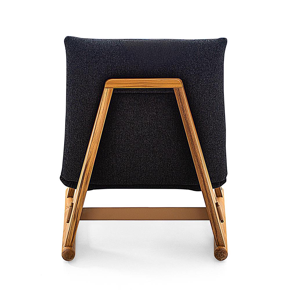 Contemporary Low Chair aus Teakholz mit anthrazitfarbenem Stoff - Maia Kollektion (Moderne) im Angebot