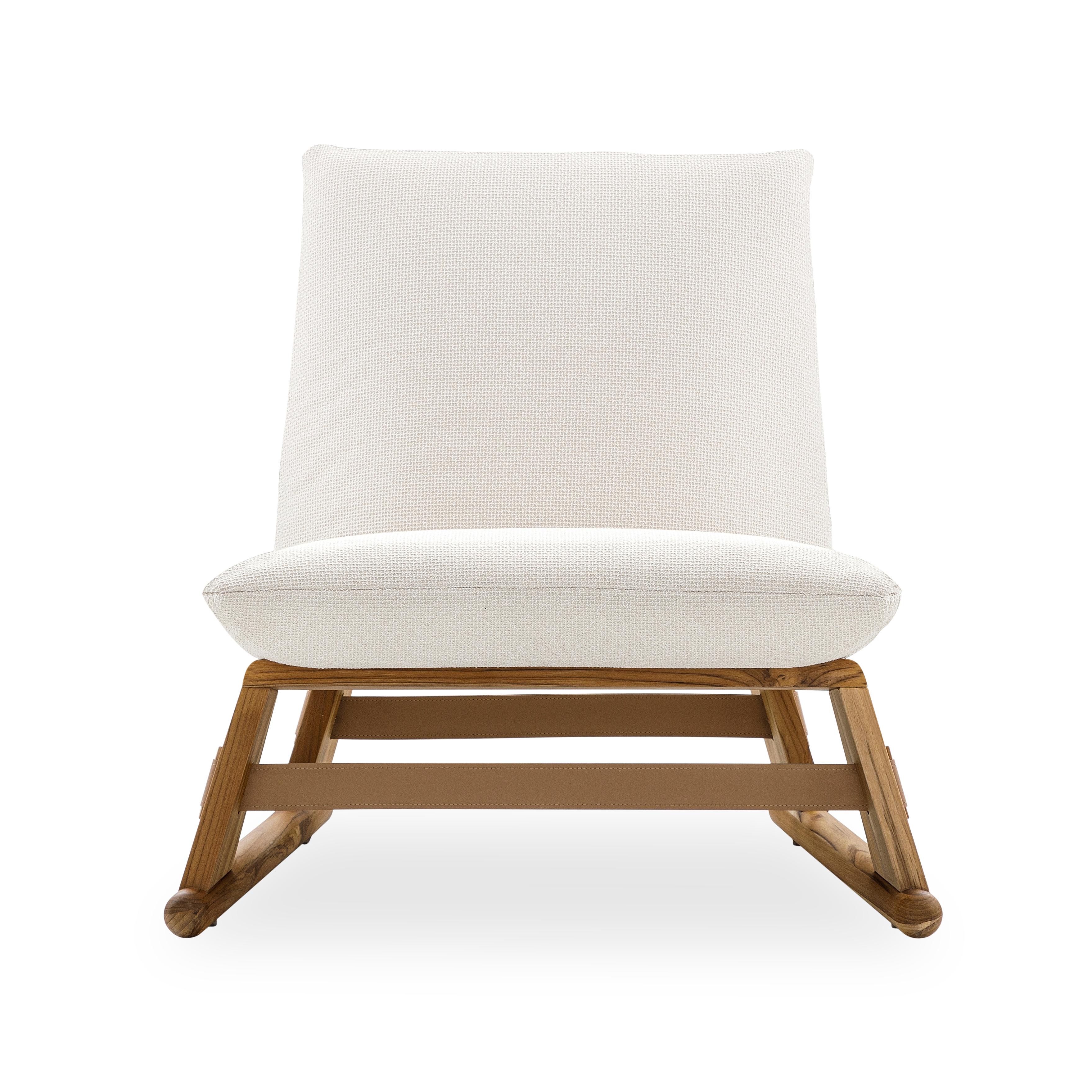 The Contemporary Maia chair is a new way to relax in its teak wood finish and the upholstered white fabric that covers it. The Uultis team has created this chair with a seat and backrest that are made of MDF, it has elastic straps and a