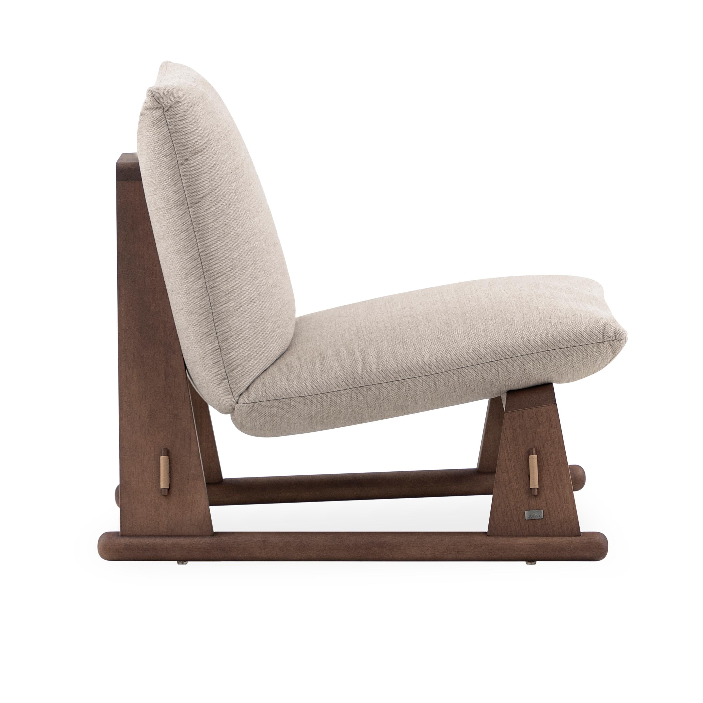 The Contemporary Maia chair is a new way to relax in its walnut wood finish and the upholstered light beige fabric that covers it. The Uultis team has created this chair with a seat and backrest that are made of MDF, it has elastic straps and a