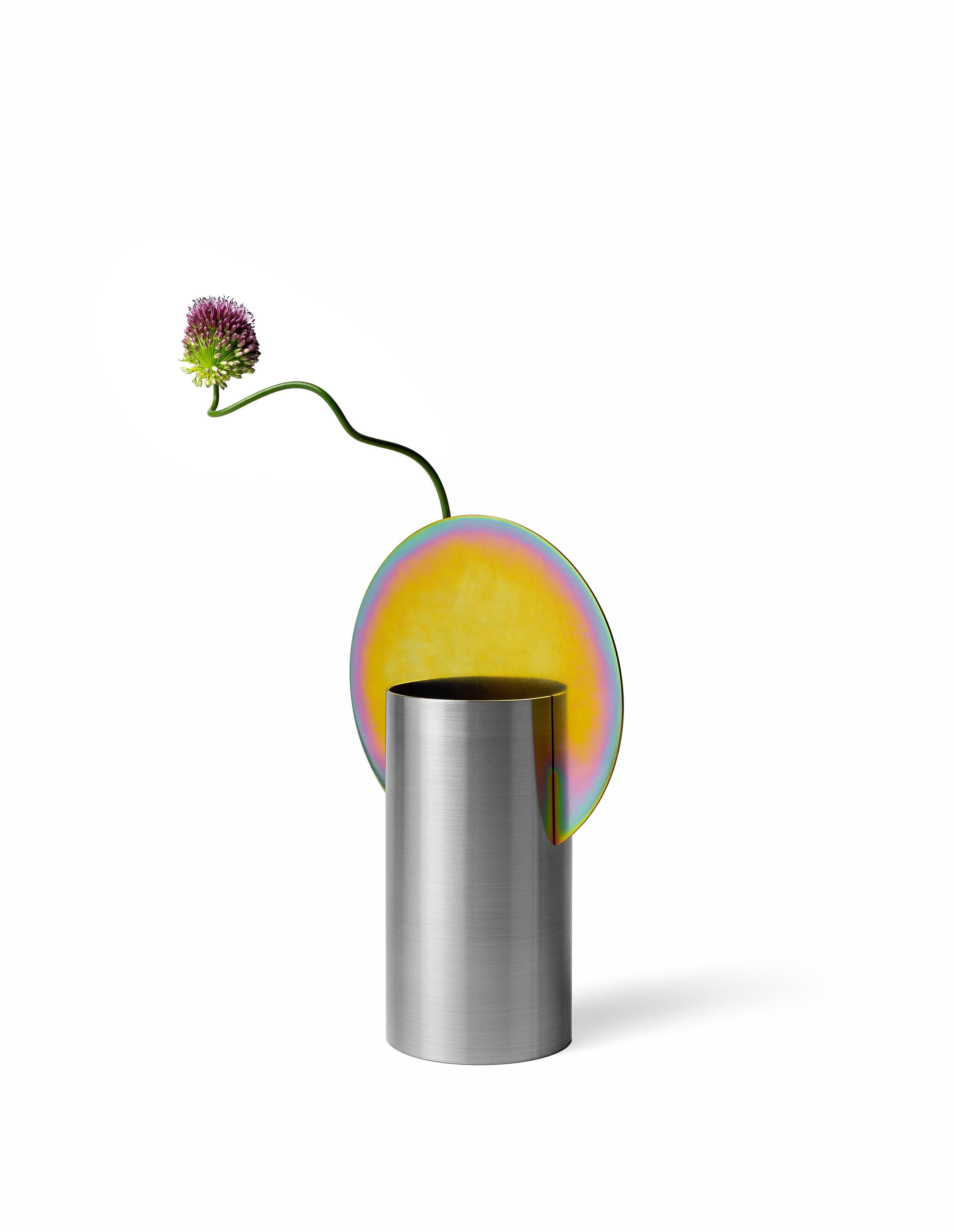Spazzolato Vaso contemporaneo 'Malevich Vase CSL7' di NOOM, acciaio zincato arcobaleno in vendita