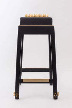 Taburete de Bar Contemporáneo Malicioso con Tachuelas de Latón Pulido y Piel Negra