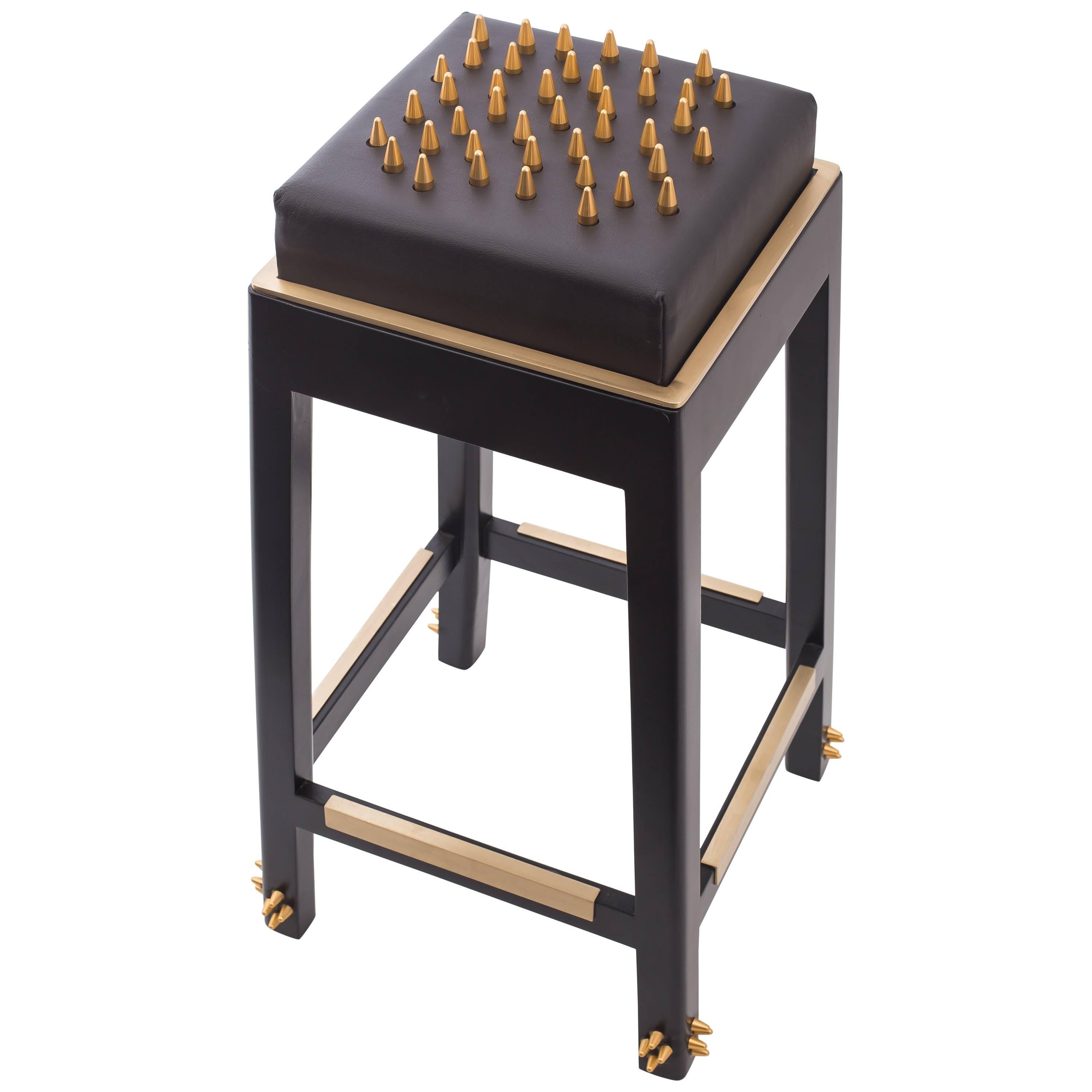 Tabouret de bar contemporain Malicious avec clous en laiton poli et cuir noir en vente