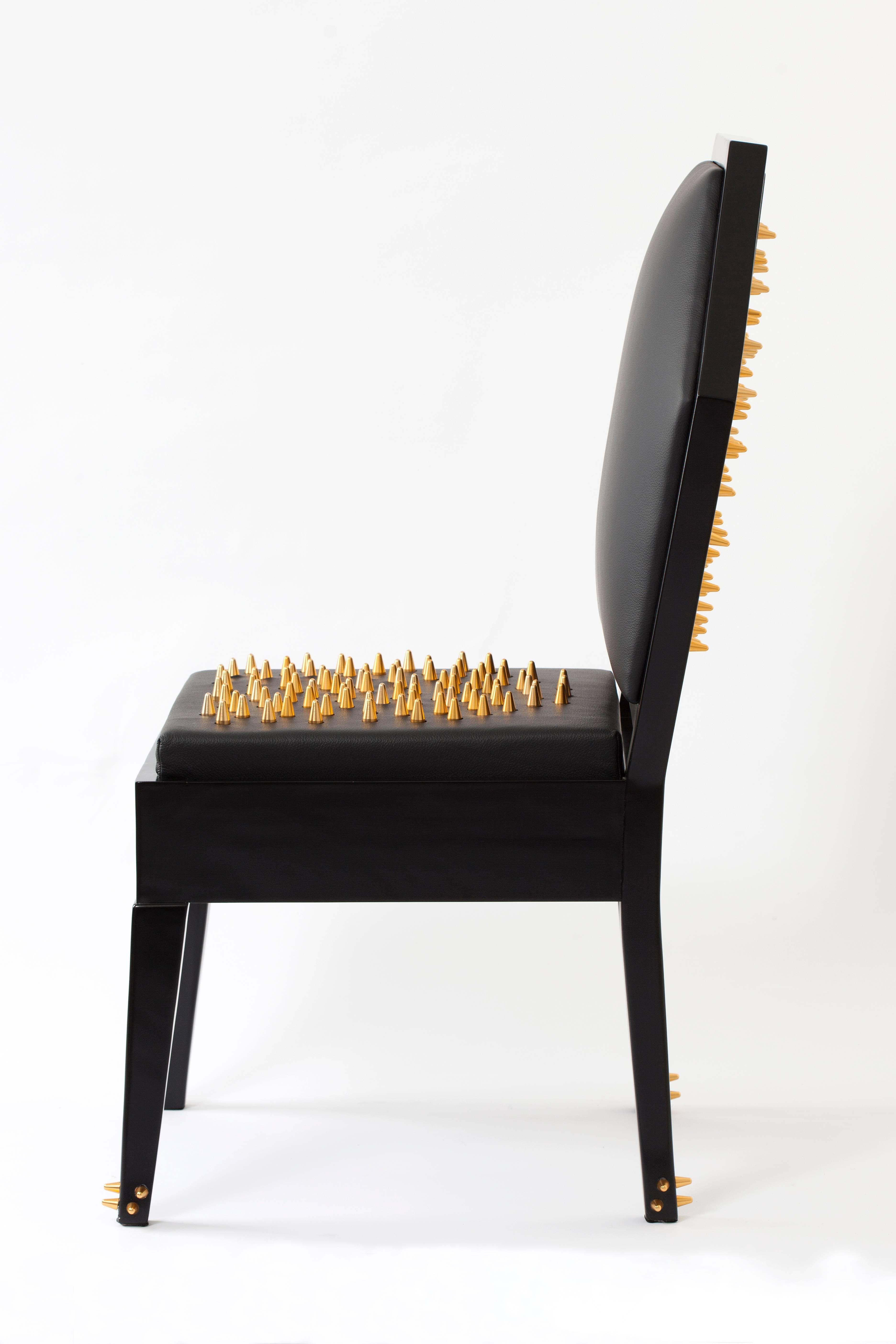 Zeitgenössischer Malicious-Stuhl mit polierten Messingnieten und schwarzem Leder (Arts and Crafts) im Angebot