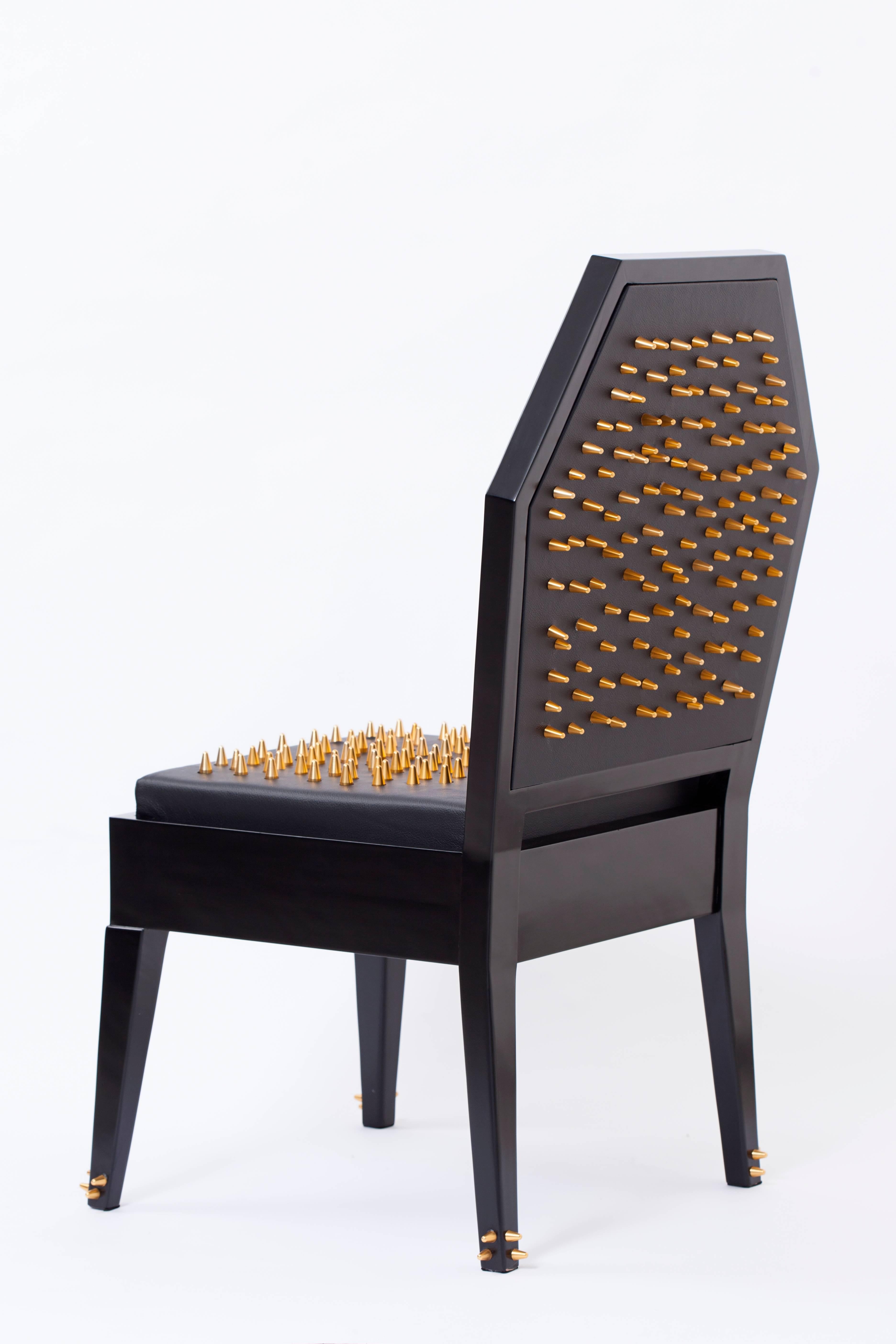 Zeitgenössischer Malicious-Stuhl mit polierten Messingnieten und schwarzem Leder (Türkisch) im Angebot