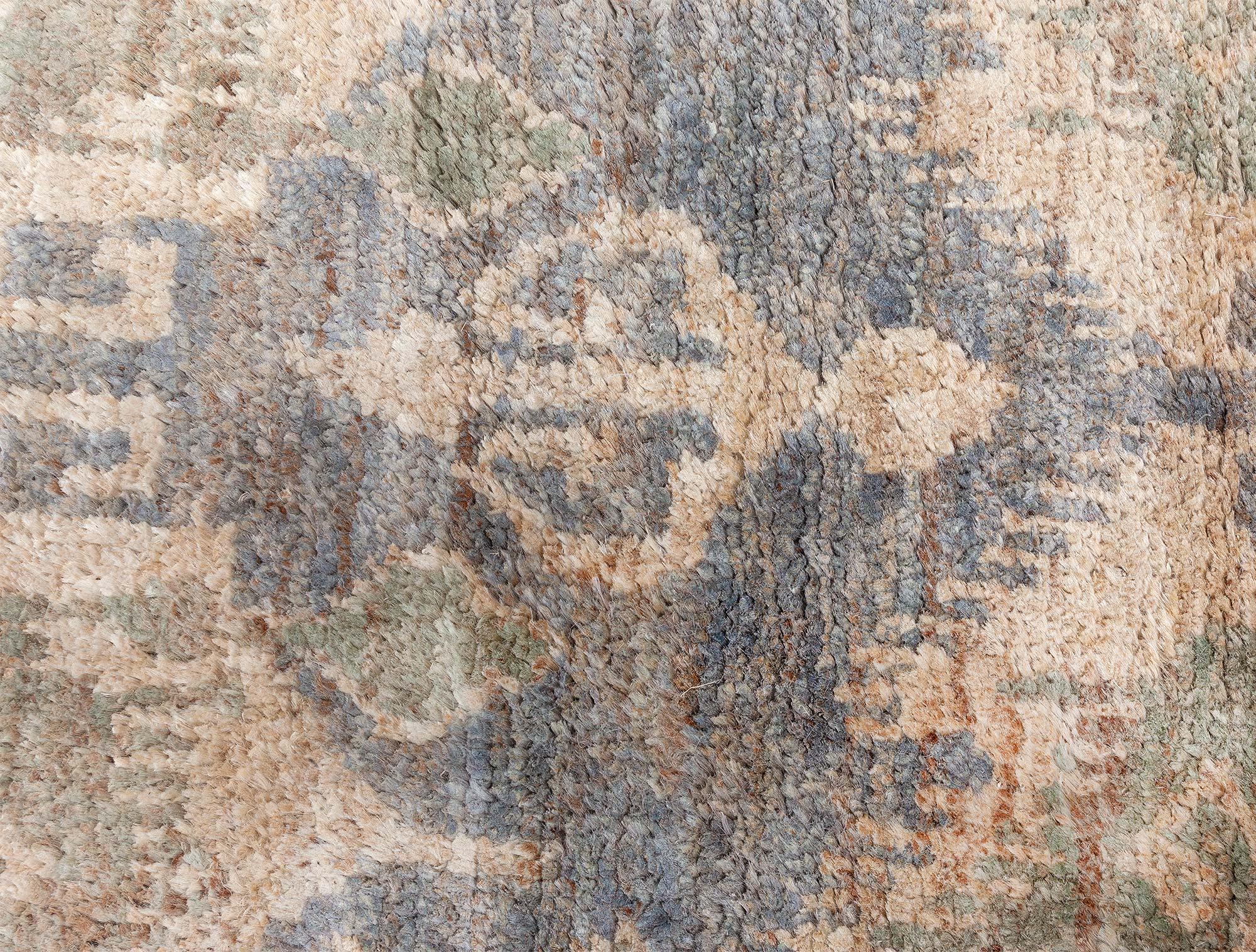 Laine Tapis abstrait contemporain fait à la main, couleur menthe, par Doris Leslie Blau en vente