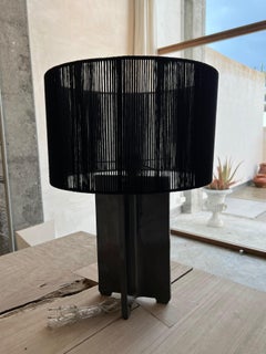 Pantalla contemporánea Manolo Eirin hecha a mano con algodón orgánico, negra