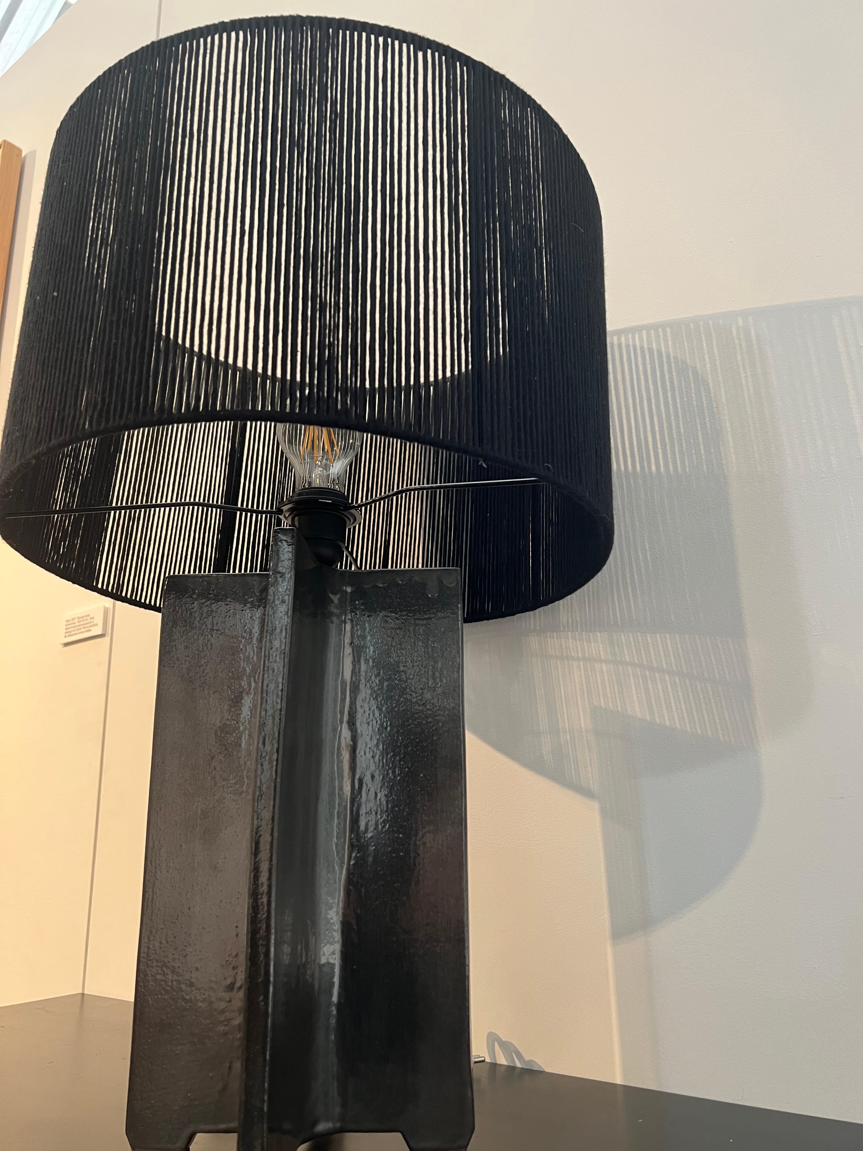 Zeitgenössische Manolo Eirin handgefertigte Tischlampe aus Keramik Schwarz (Moderne) im Angebot