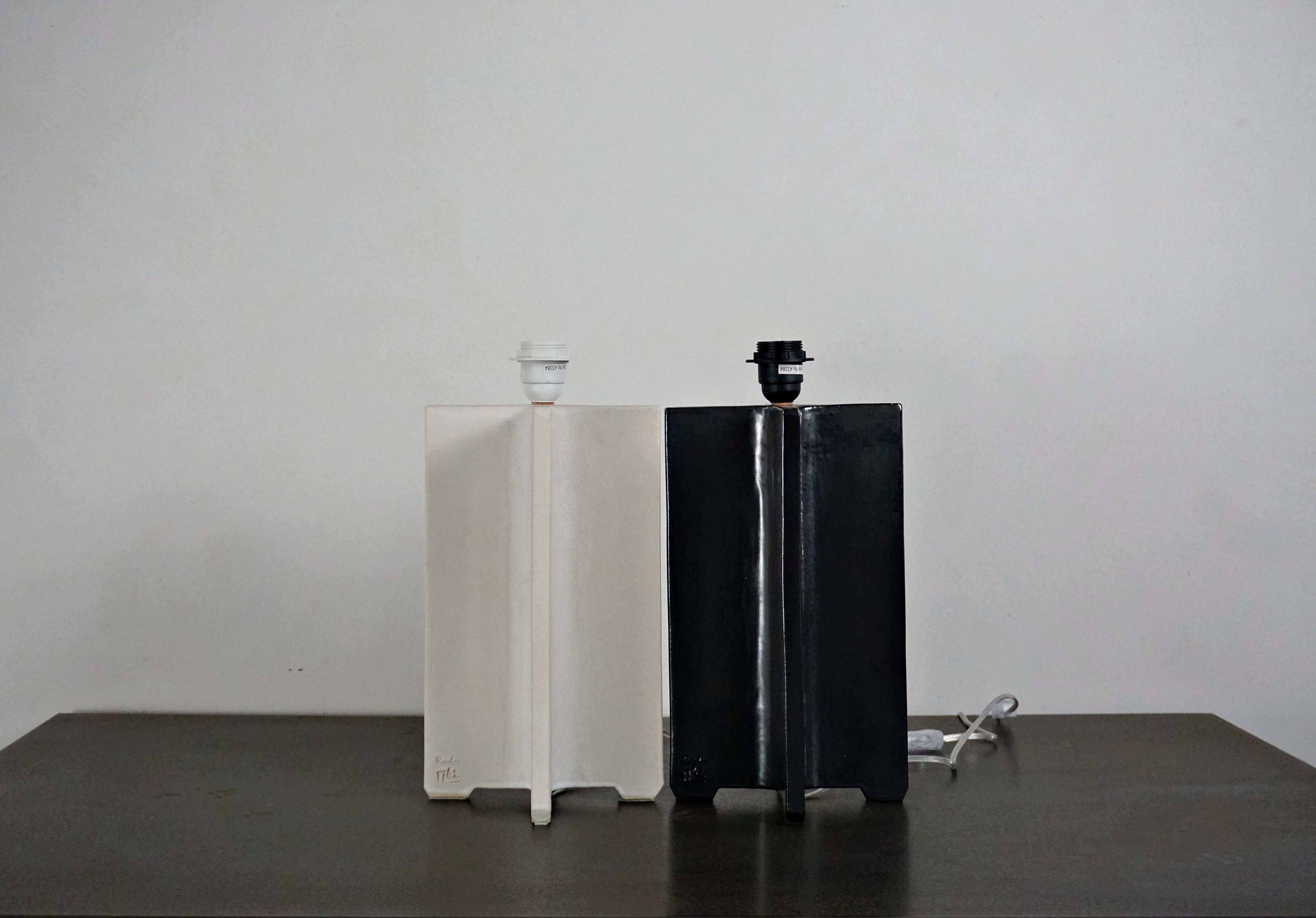 Moderne Manolo Eirin lampe de bureau contemporaine en céramique noire faite à la main en vente
