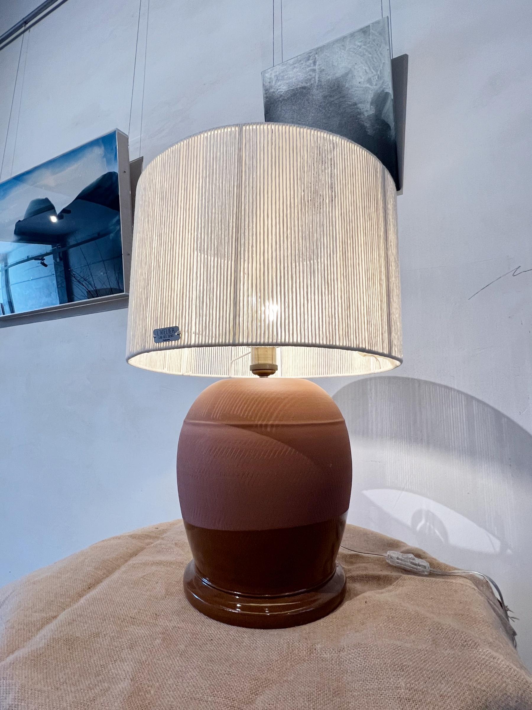 Lampe de table en céramique faite à la main, conçue par l'artisan Rulo et l'artiste Manolo Eirin. Toutes les pièces sont signées et numérotées, et accompagnées de leur certificat. 

Les dimensions de la lampe sans abat-jour sont 37 cm (hauteur) x 25