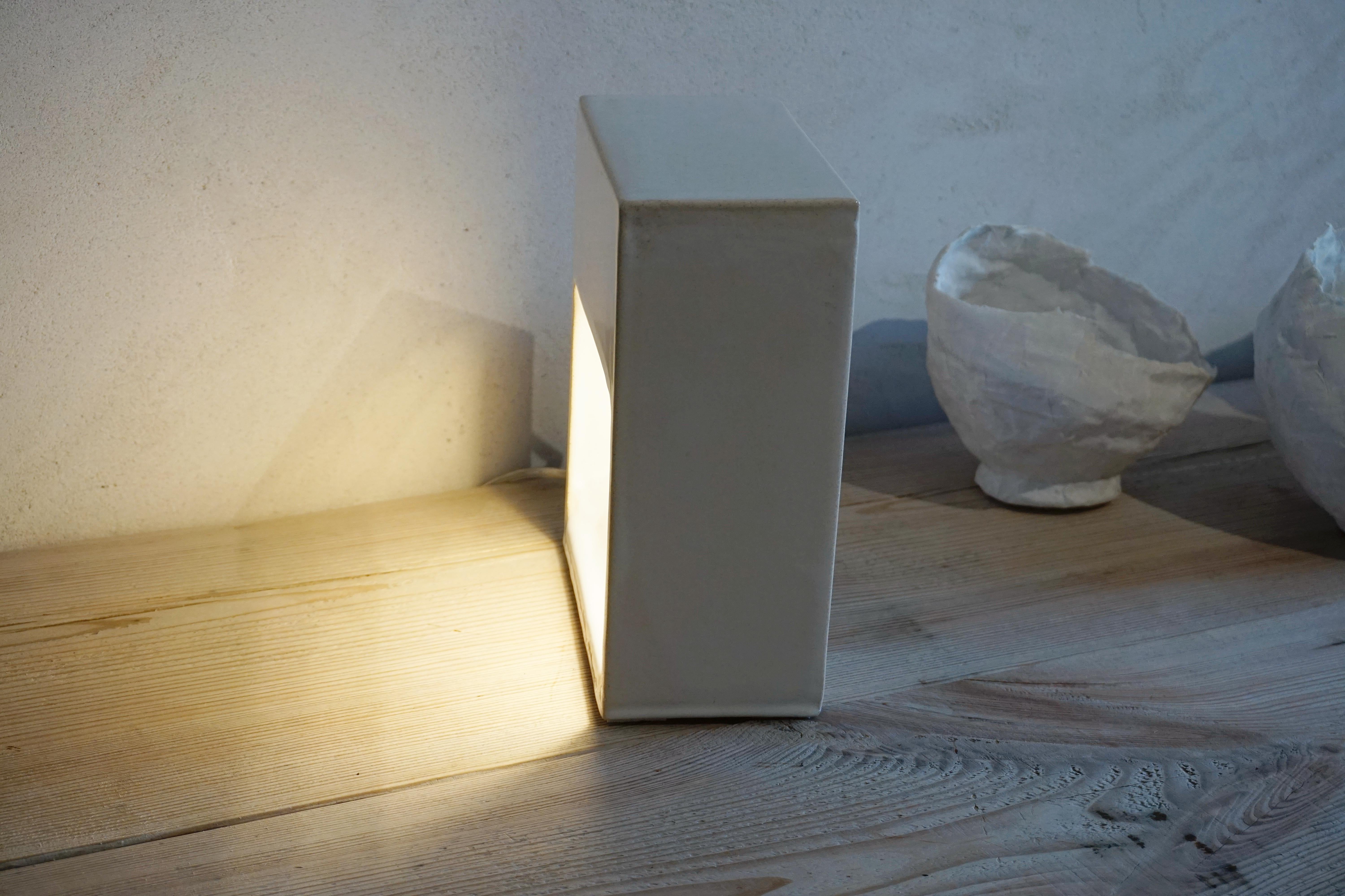 Contemporary Manolo Eirin Handmade Table Side Lamp Bibliotheksmöbel, Keramik im Zustand „Neu“ im Angebot in Carballo, ES