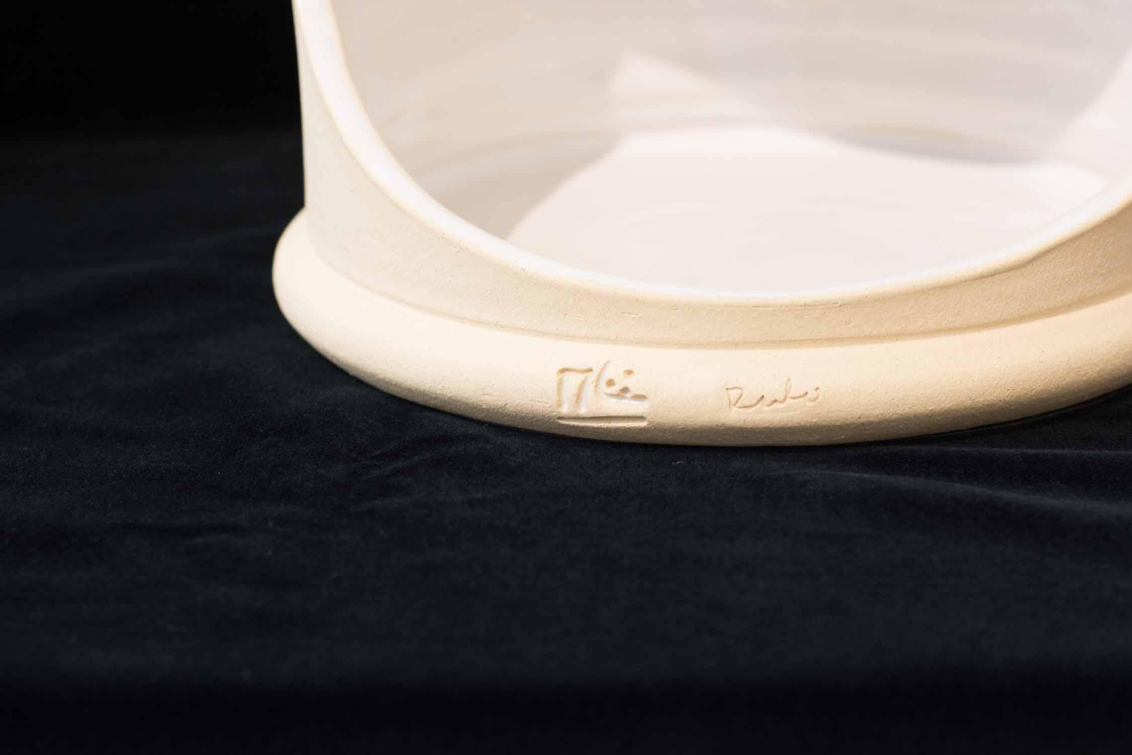 Contemporary Manolo Eirin Handmade Table Side Lamp mit Aufbewahrung, Keramik Beige im Angebot 3