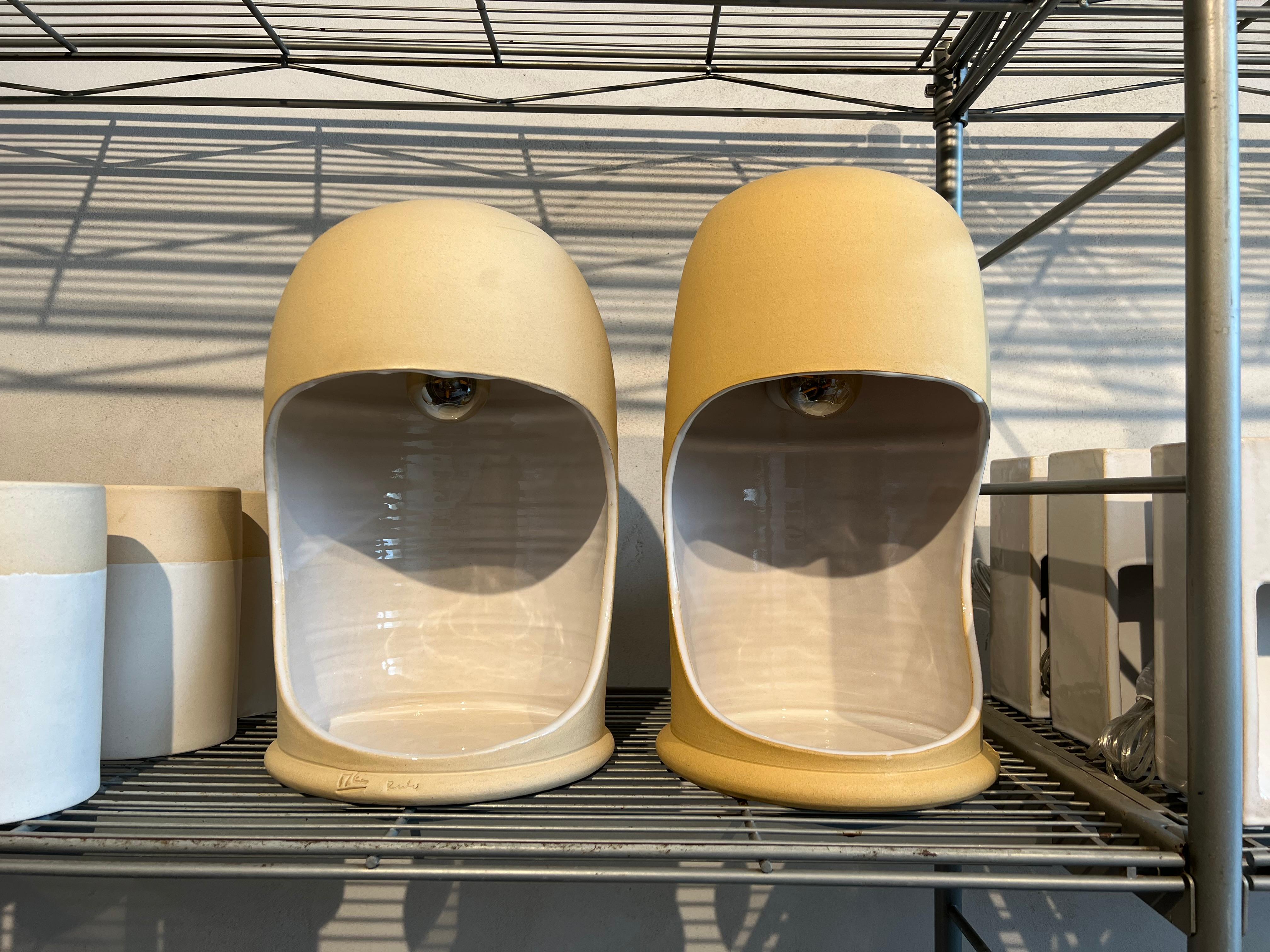 Contemporary Manolo Eirin Handmade Table Side Lamp with Storage, Ceramic Beige (lampe d'appoint faite à la main avec rangement) en vente 3