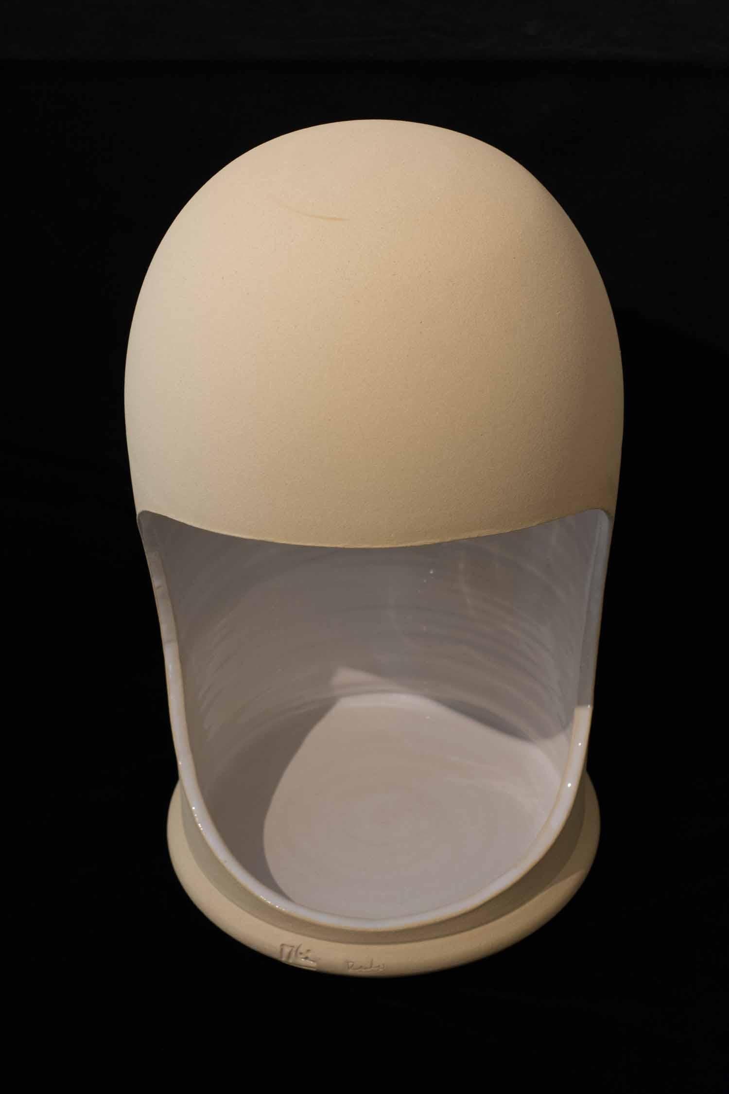Moderne Contemporary Manolo Eirin Handmade Table Side Lamp with Storage, Ceramic Beige (lampe d'appoint faite à la main avec rangement) en vente