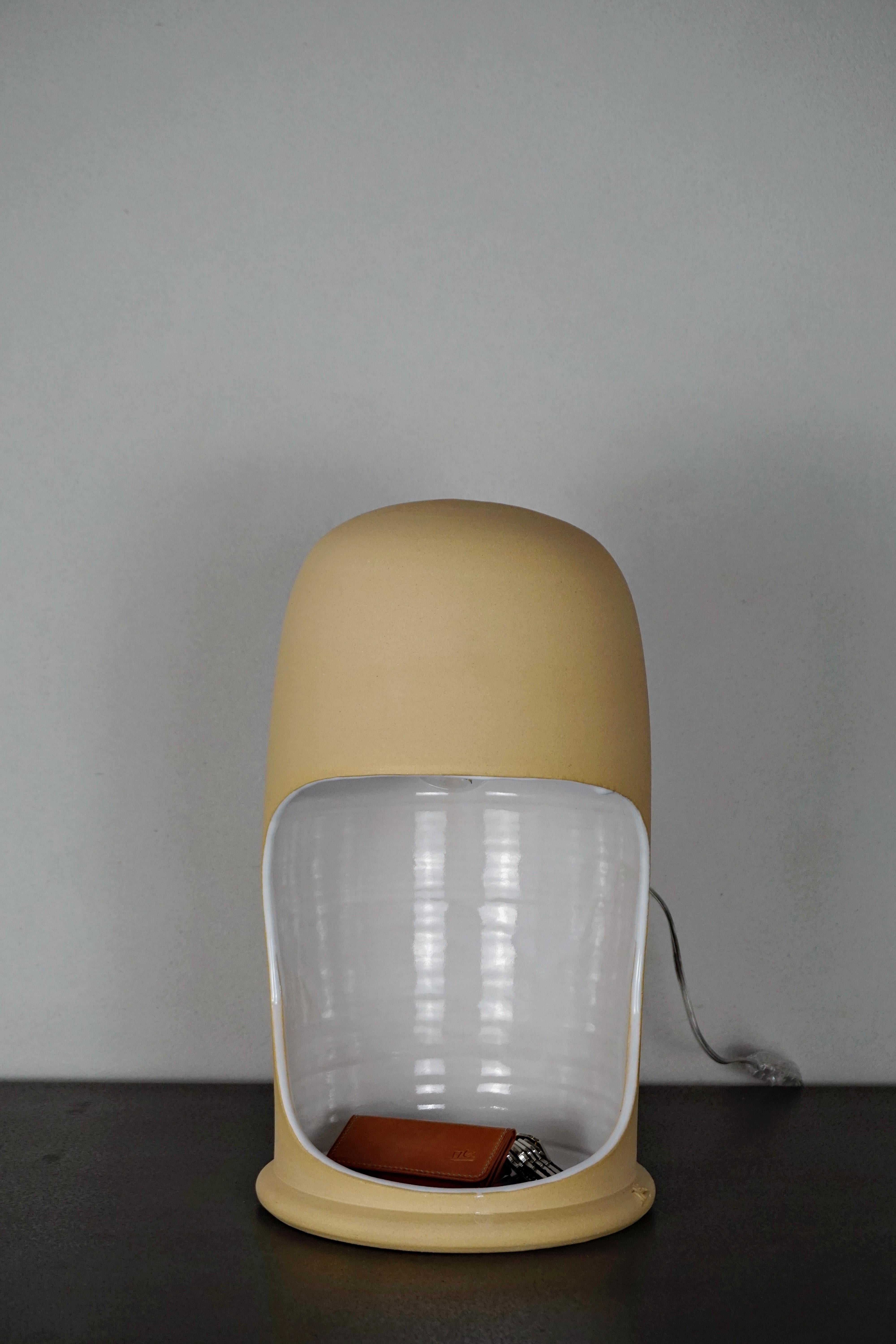 Contemporary Manolo Eirin Handmade Table Side Lamp mit Aufbewahrung, Keramik Beige (Glasiert) im Angebot