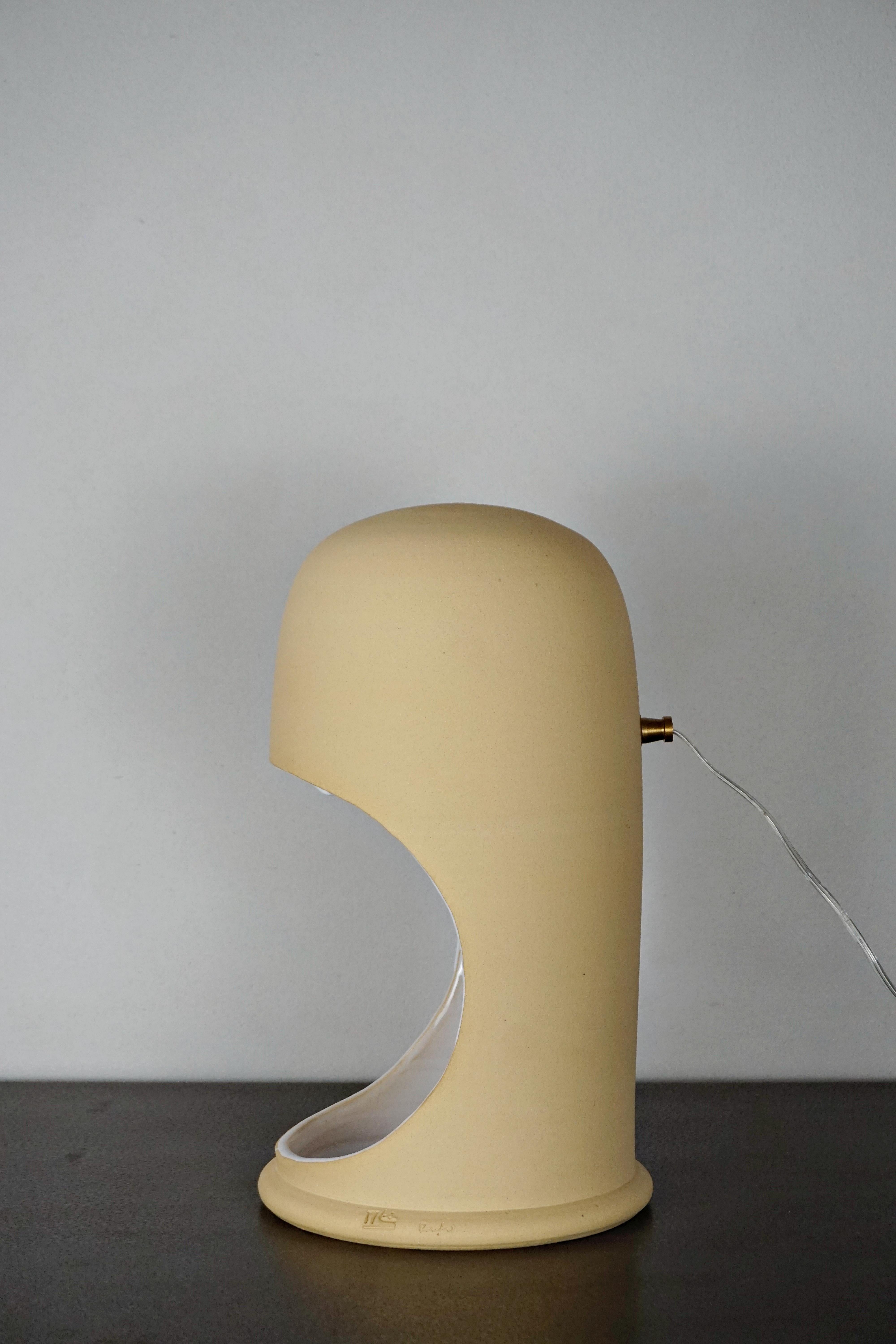 Contemporary Manolo Eirin Handmade Table Side Lamp mit Aufbewahrung, Keramik Beige im Angebot 2