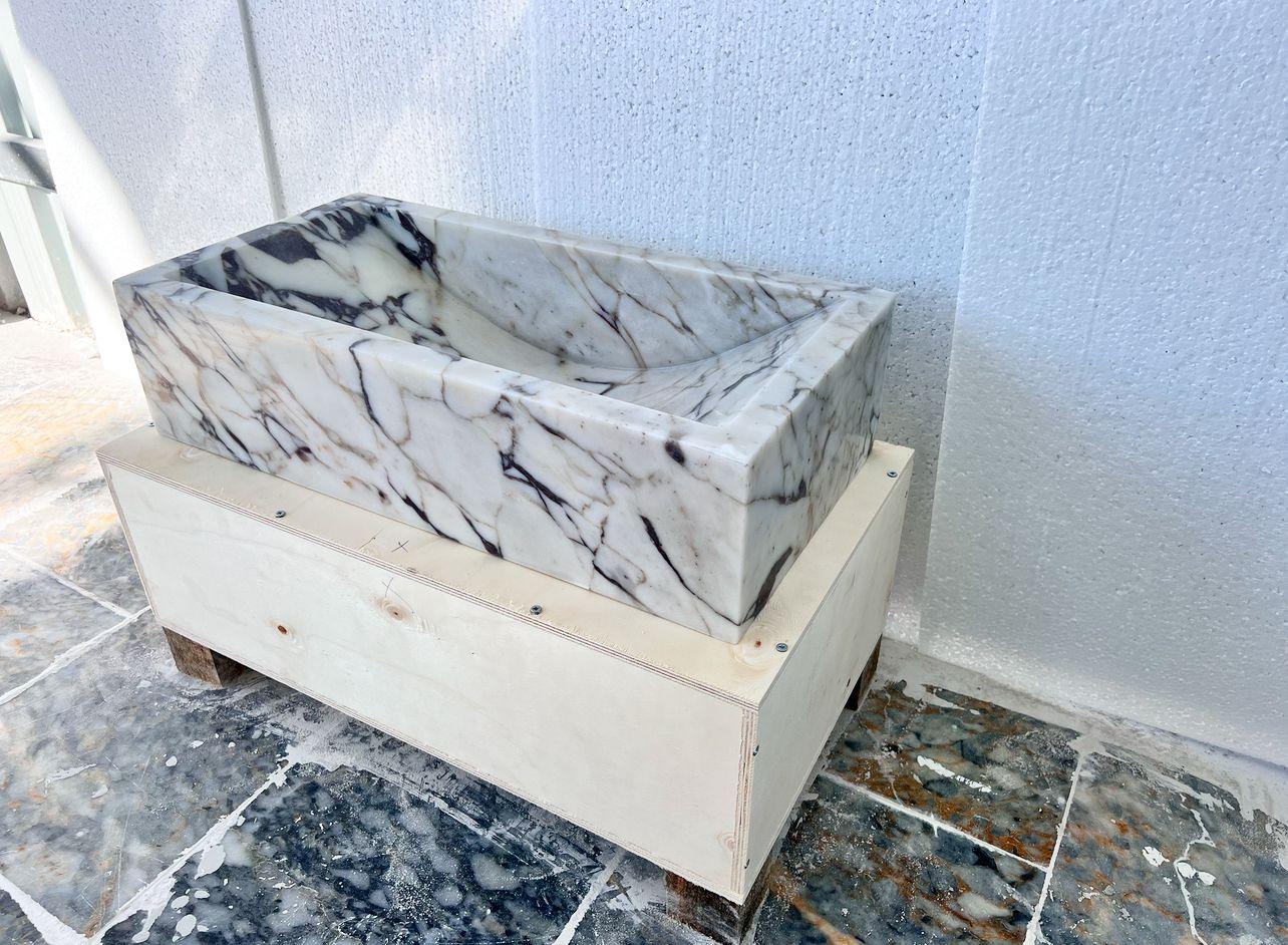 XXI secolo e contemporaneo Lavello moderno in marmo Calacatta Viola - Lavello a parete in marmo - Realizzato a mano in vendita