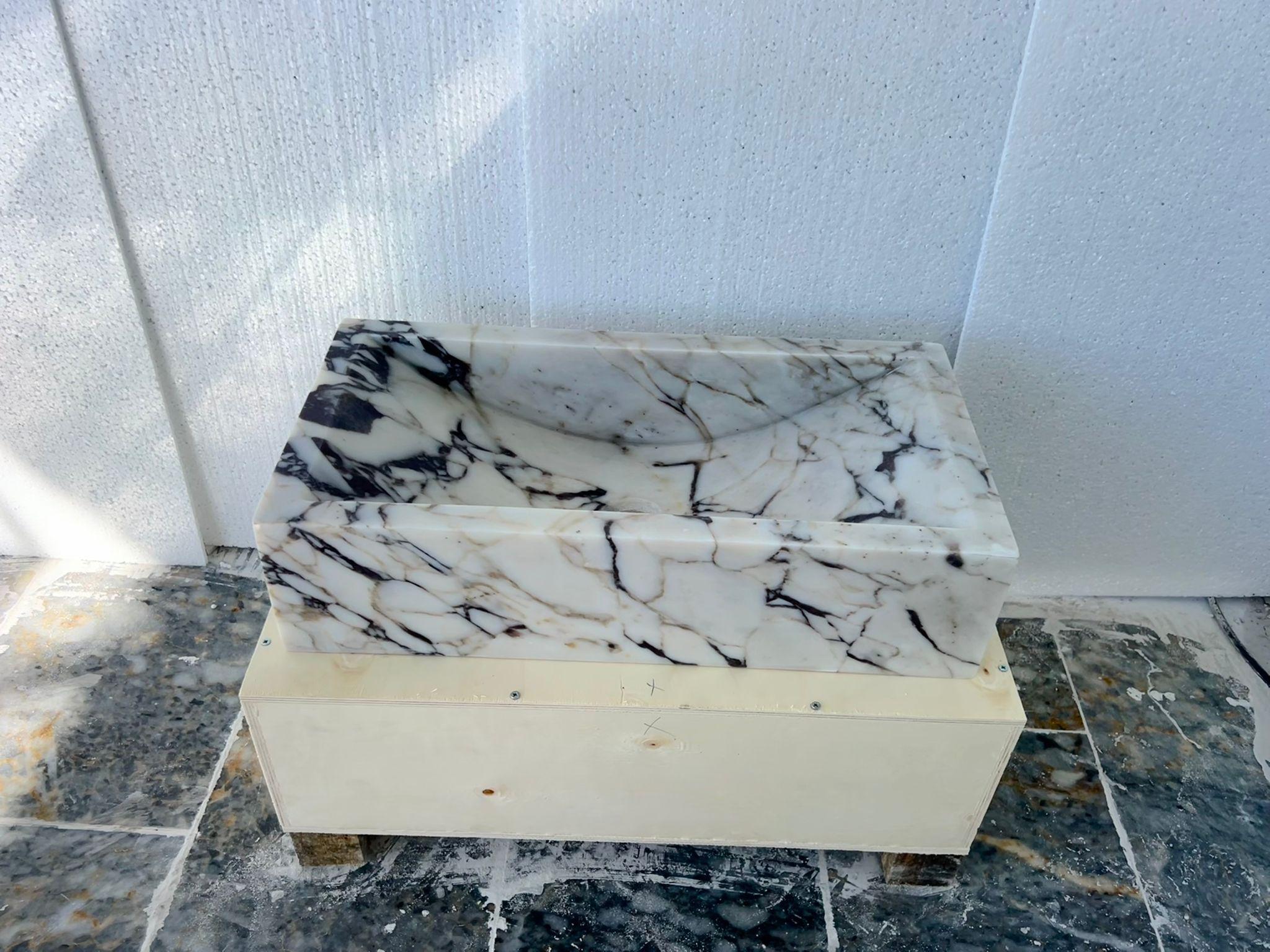 Pietra Lavello moderno in marmo Calacatta Viola - Lavello a parete in marmo - Realizzato a mano in vendita