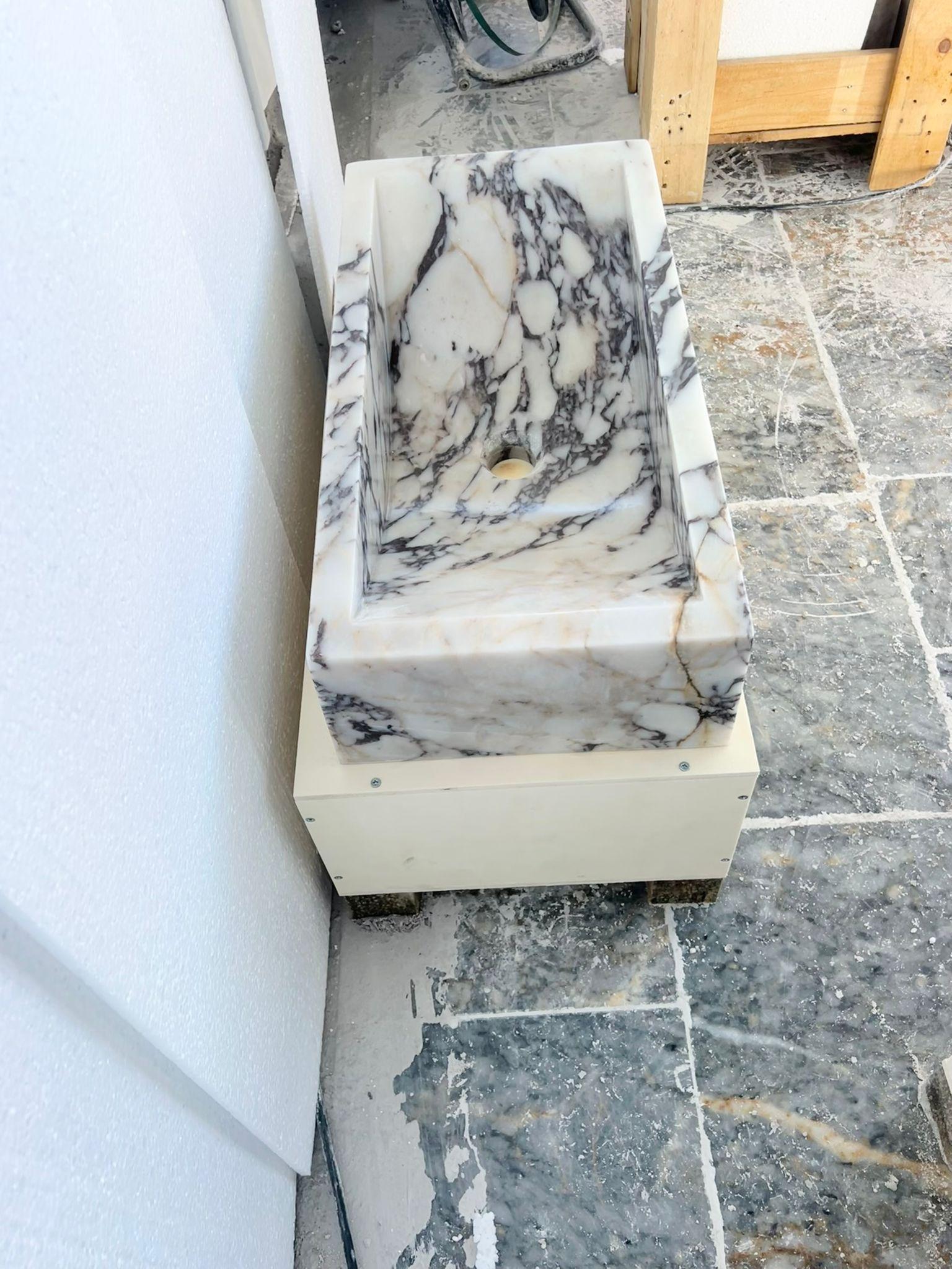 Lavello moderno in marmo Calacatta Viola - Lavello a parete in marmo - Realizzato a mano in vendita 1