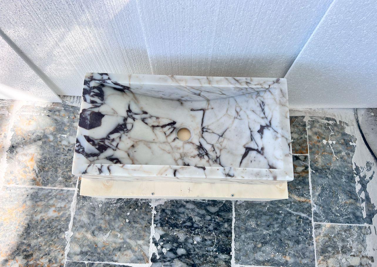 Lavello moderno in marmo Calacatta Viola - Lavello a parete in marmo - Realizzato a mano in vendita 5