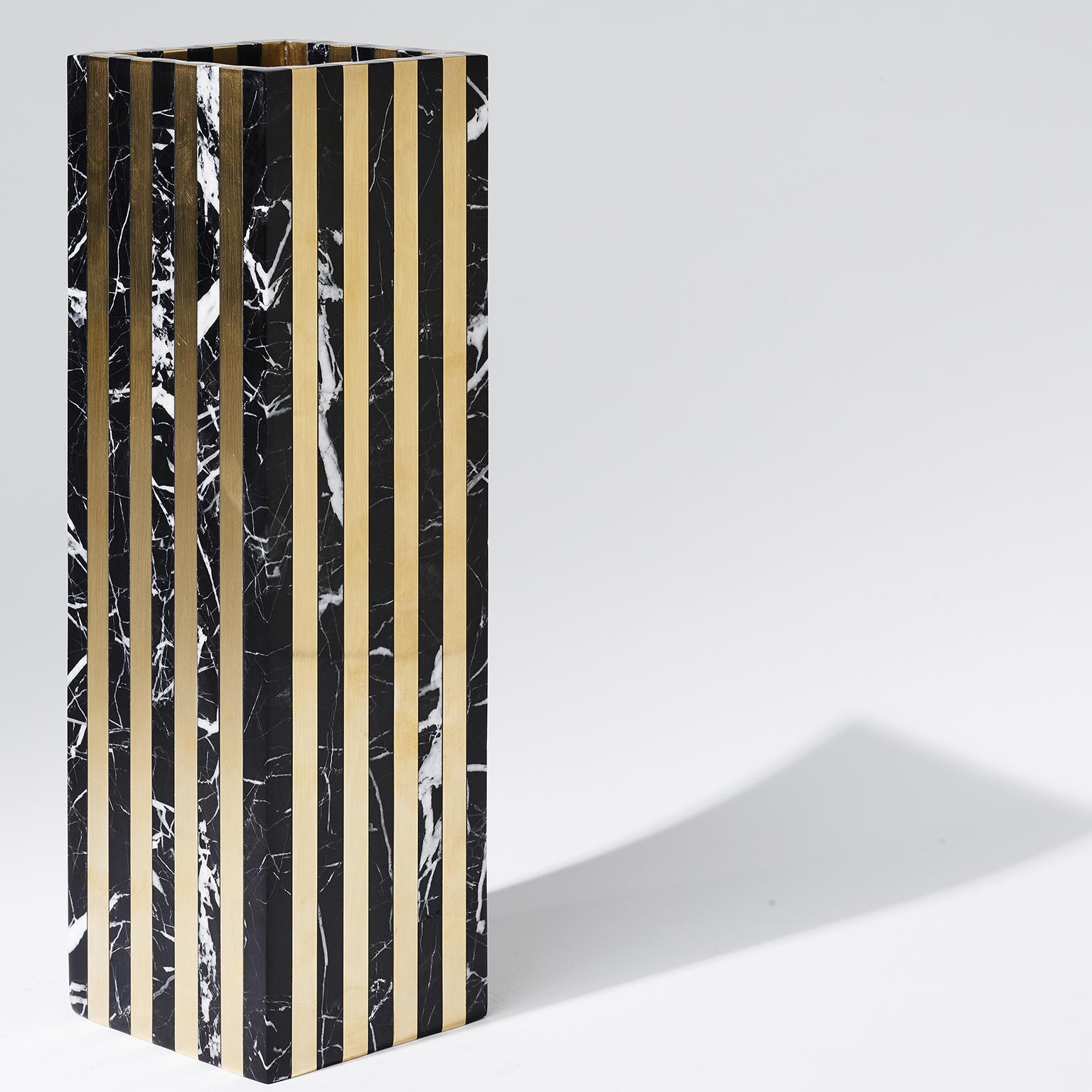 Diese Vase aus massivem Messing und Marmor ist ein Wunderwerk der Steinbearbeitung und das Glanzstück der Accessoire-Kollektion von Greg Natale. Dynasty präsentiert uns eine imposante Reihe von Säulen aus Messing und reich geädertem Nero-Marmor, die